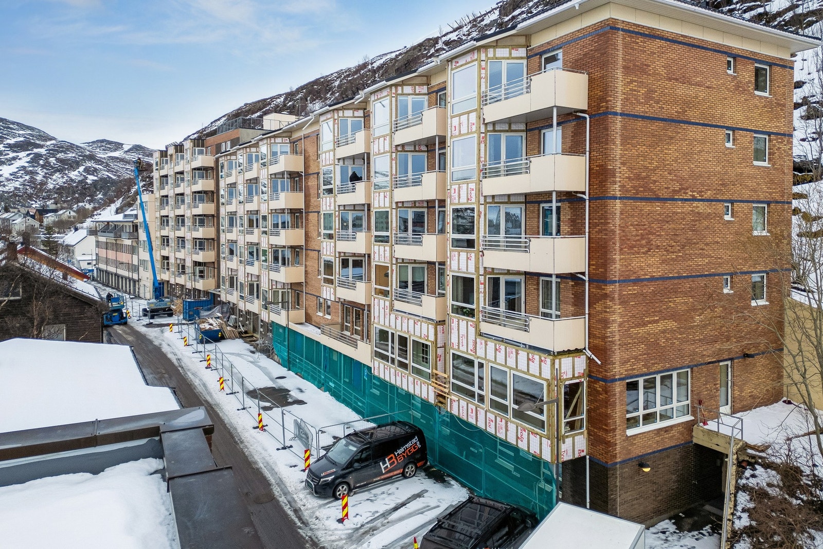 Leiligheten ligger på første plan, og har trappefri og enkel adkomst. I front av bygget er det opparbeidet trapp med rampe inn til felles inngangsparti, og bygget har heis til de øvrige etasjene. Galleribilde