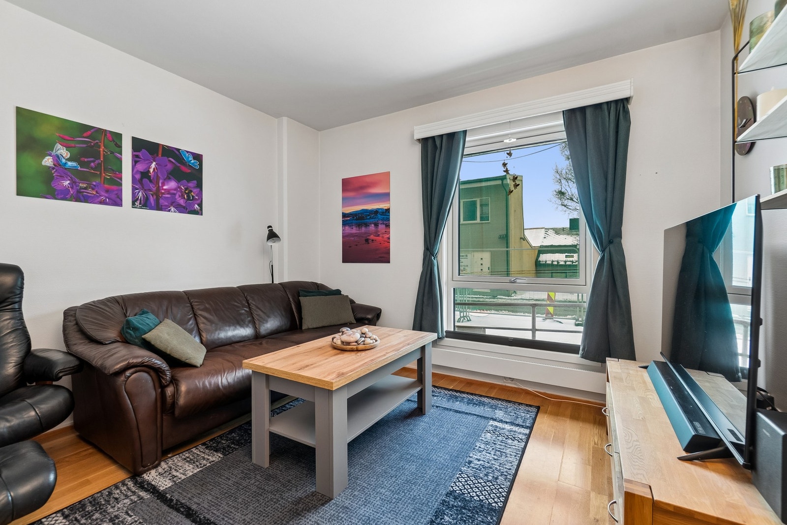 Leiligheten har en arealeffektiv planløsning med stue, kjøkken med plass for spisebord, sovealkove, bad med opplegg for vaskemaskin og to boder. Galleribilde