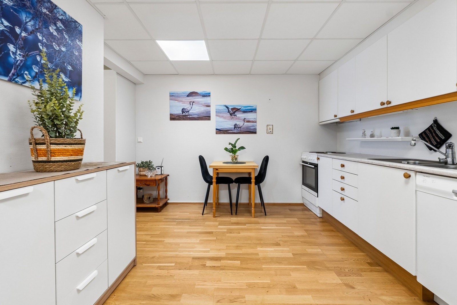 Kjøkkenet ligger delvis adskilt fra stuen, men har en åpen løsning, og er også av god størrelse. Galleribilde