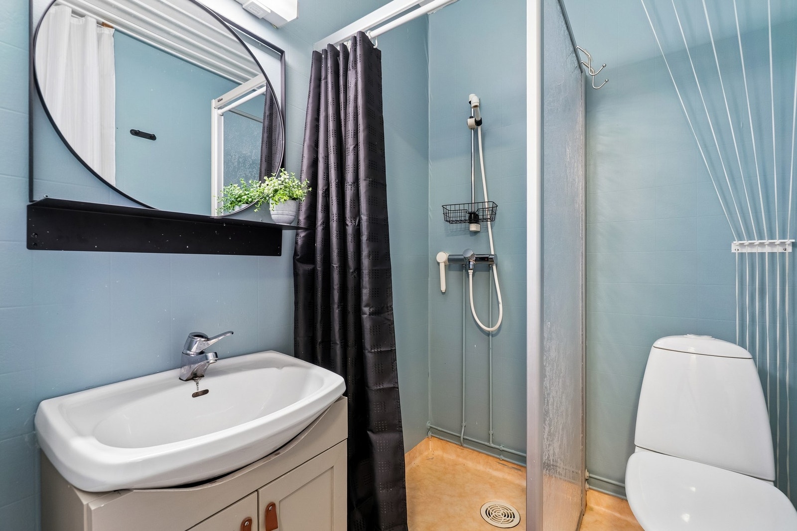 På badet finner du toalett, dusjhjørne med glassvegger, servantskap og opplegg for vaskemaskin. Galleribilde