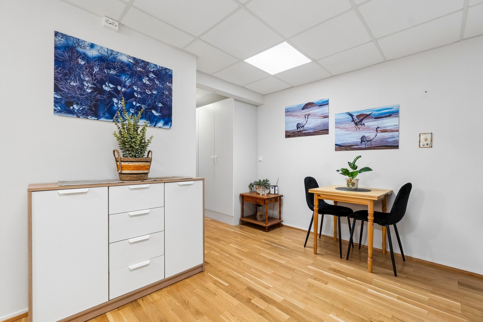 Kjøkkeninnredningen er lys og tidløs med hvite, slette fronter. Her får du også plass til et mindre spisebord om ønskelig. Galleribilde