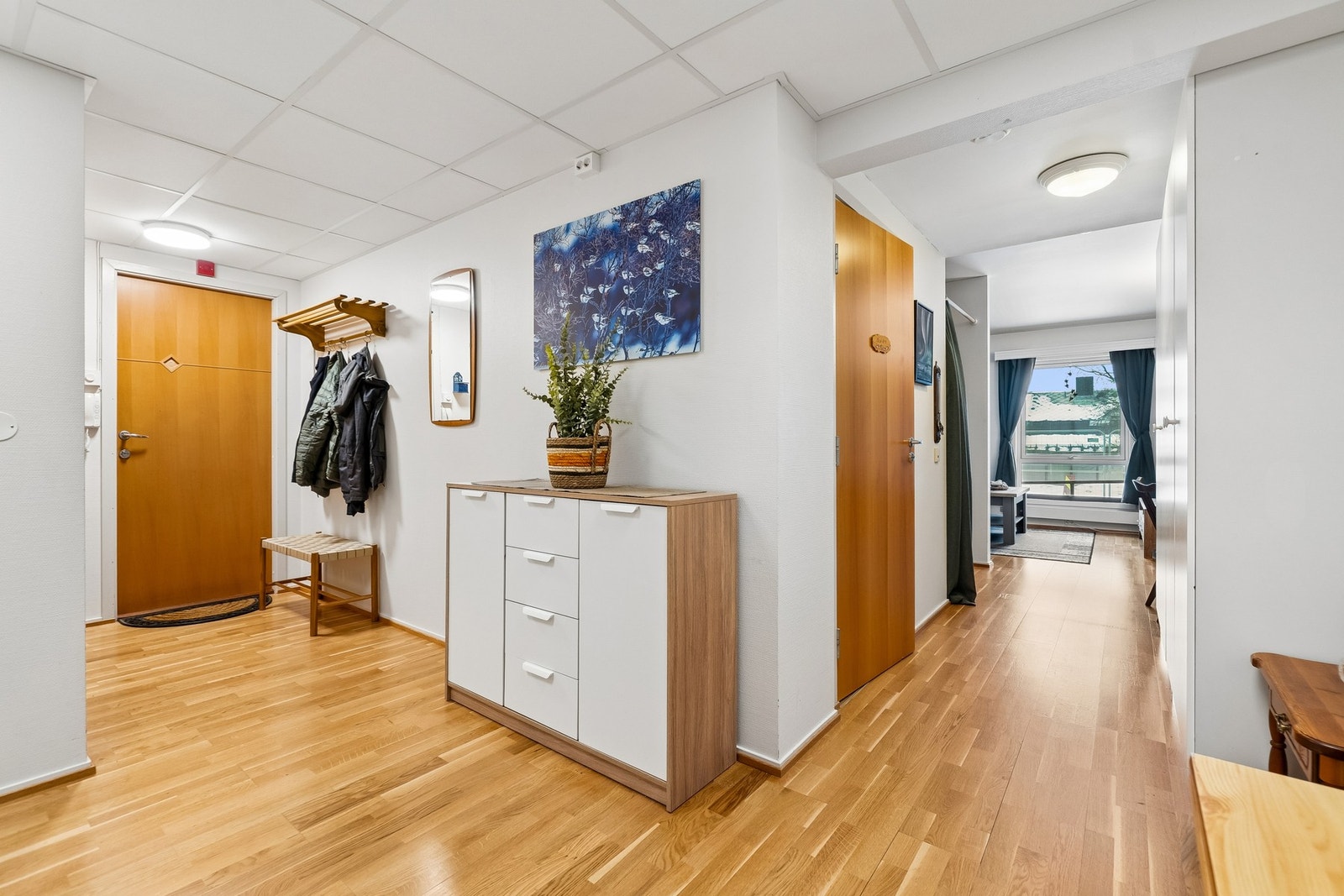 Ved leilighetens entré finner du bod som del av fellesarealene, og like inn til leiligheten finner du i tillegg en innvendig bod. Galleribilde