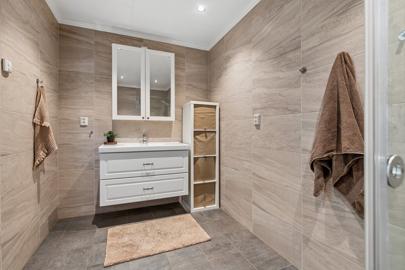 Moderne innredning på badet. Galleribilde