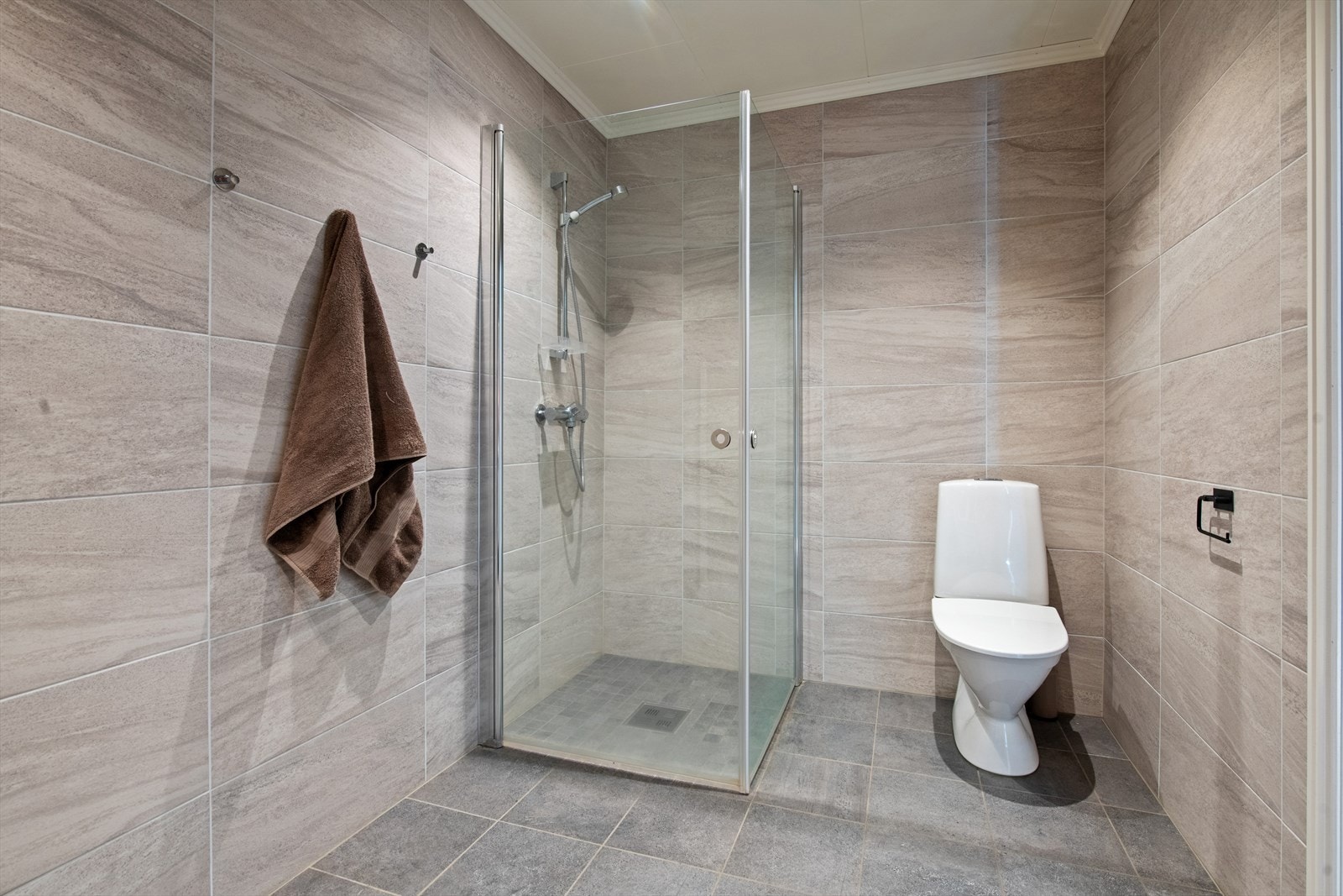 Lekkert flislagt bad med dusjhjørne. Galleribilde