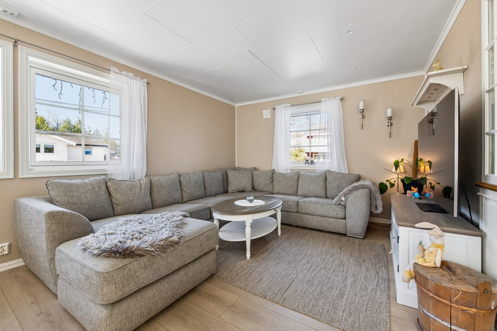 Stuen har gode innredningsmuligheter med god plass til stor sofa. Galleribilde