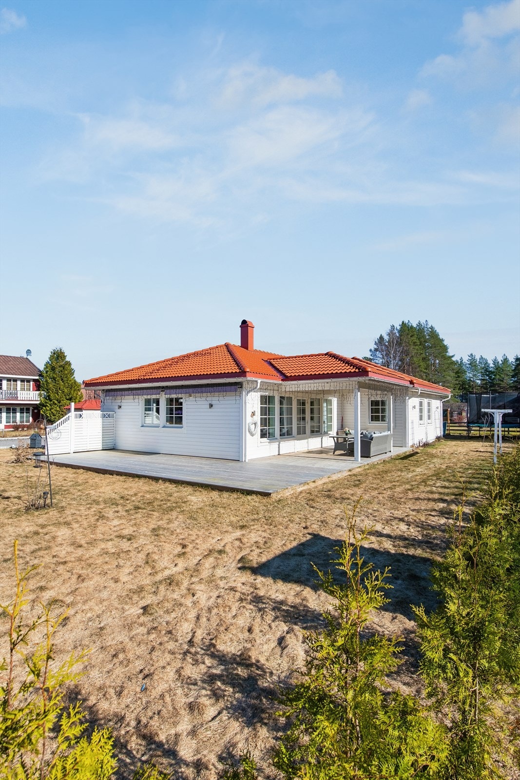 Opparbeidet tomt med beplantning og gressarealer. Galleribilde