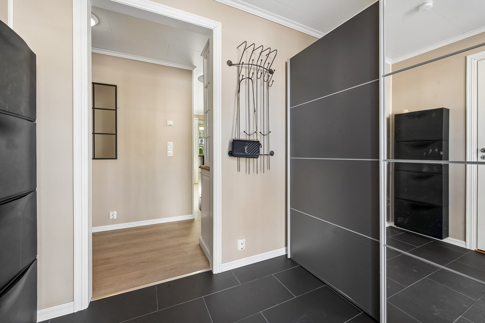 Entré har godt med skapplass og flislagt gulv. Galleribilde