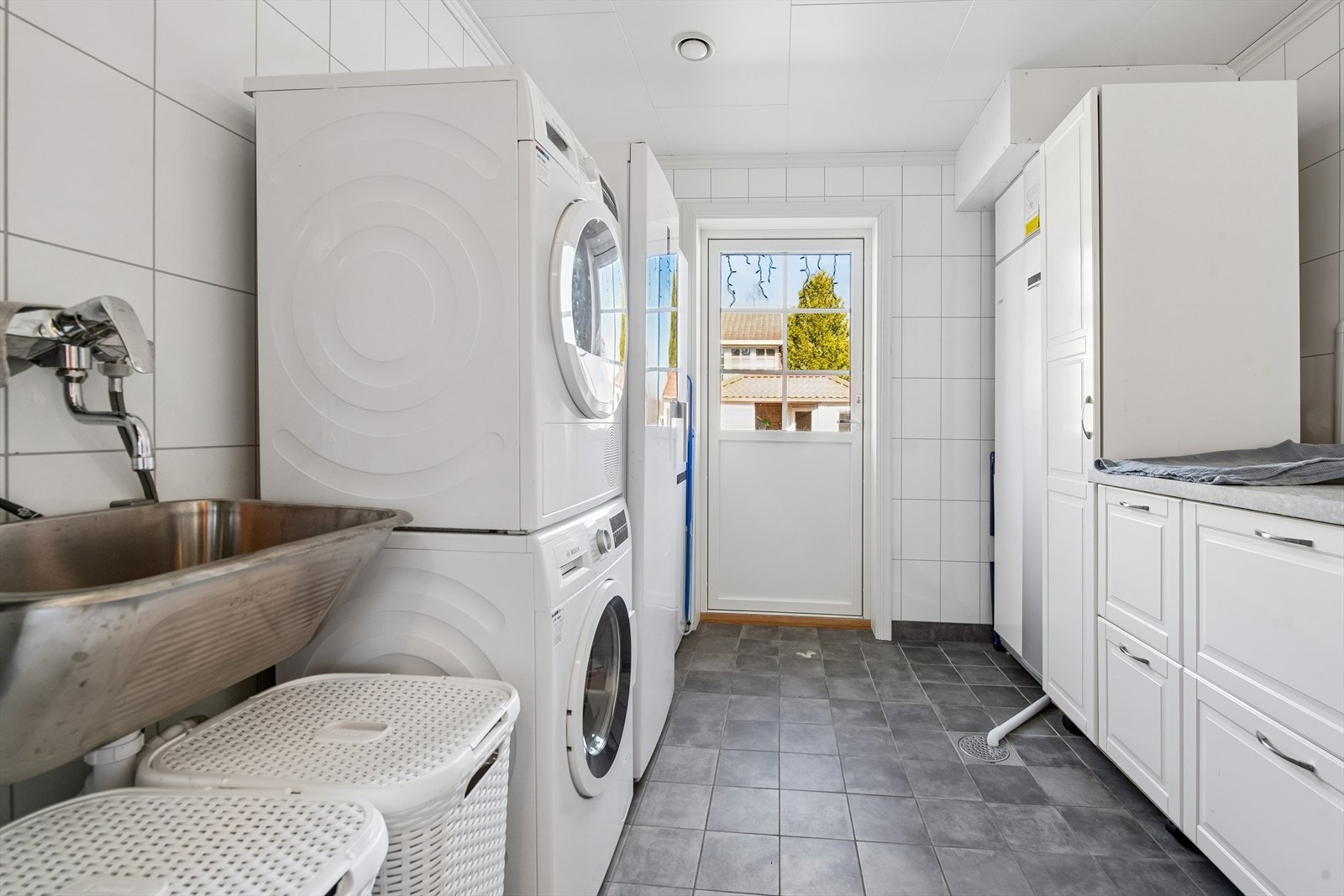 Boligen har separat vaskerom med egen inngang. Flislagt gulv og moderne innredning. Galleribilde