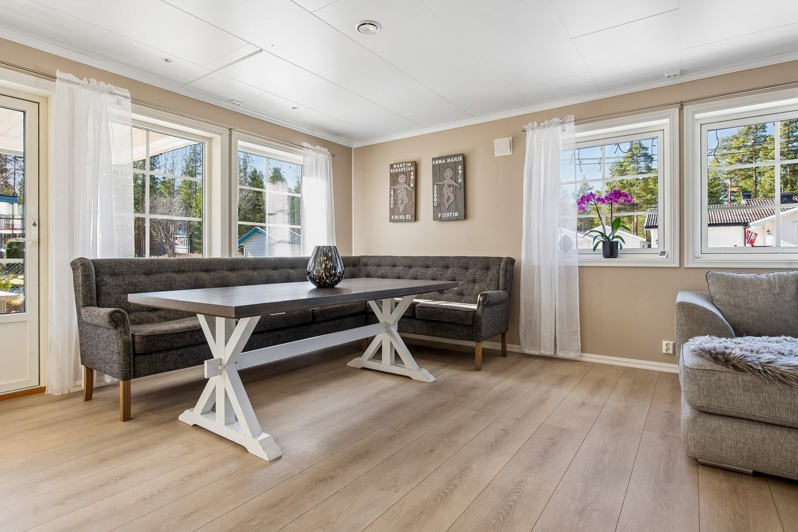 Stuen har god plass til spisebord hvor man kan nyte gode måltider. Galleribilde