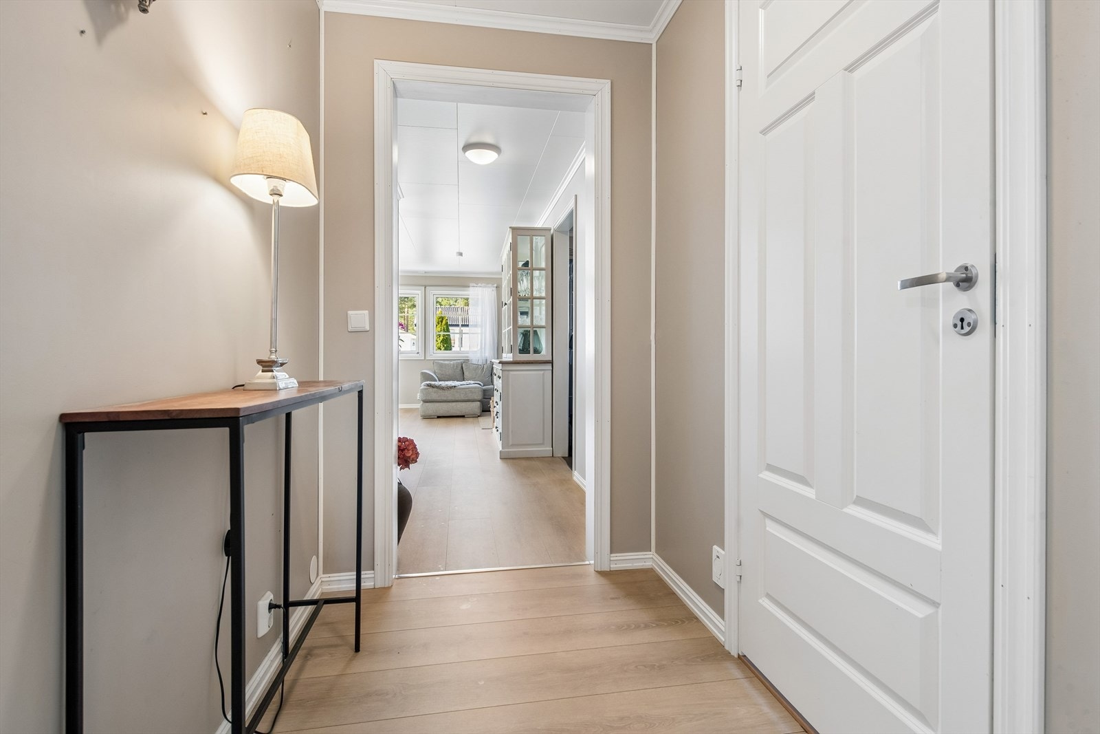 Fra entrè kommer man videre inn til hall. Galleribilde