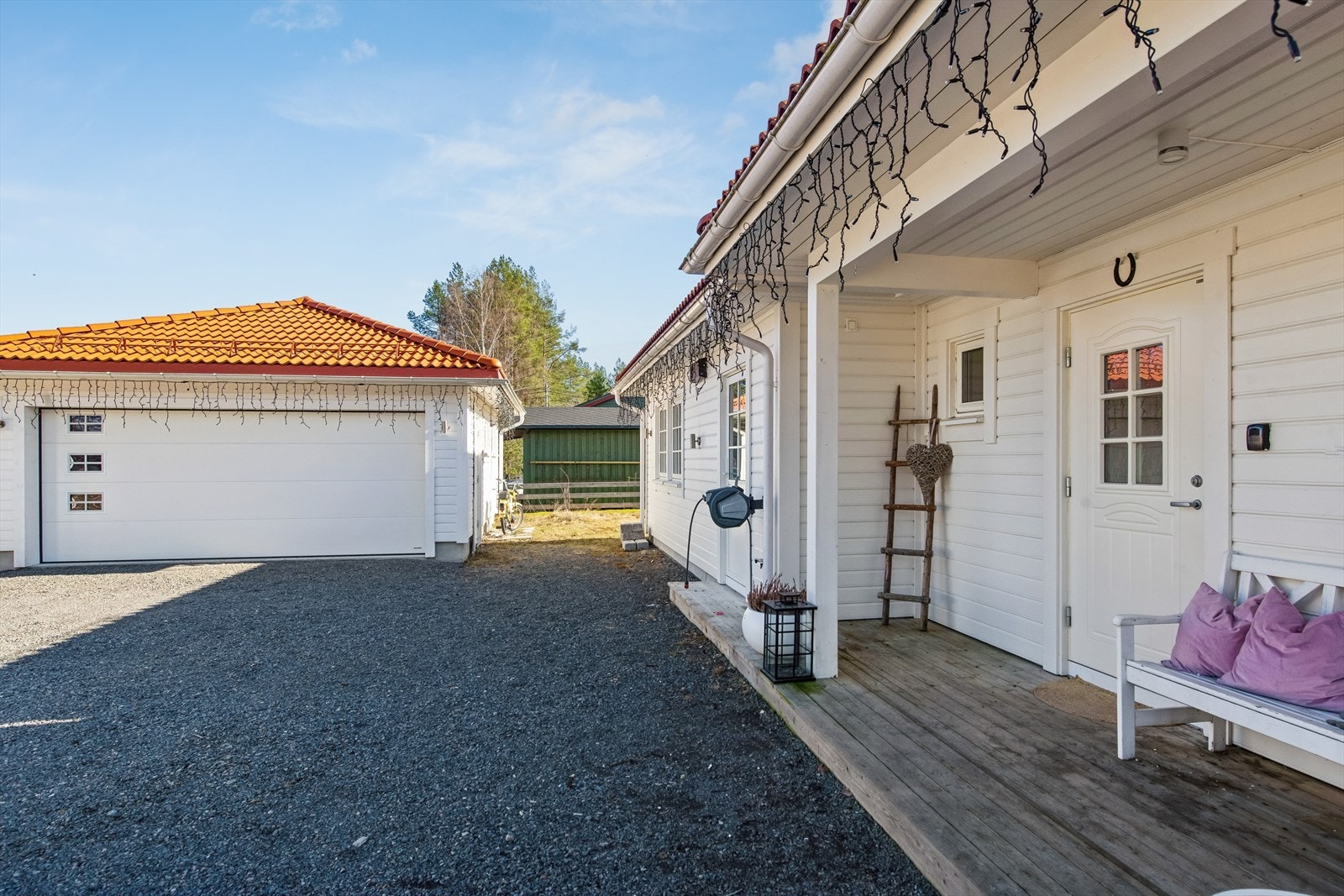 Pent overbyggget inngangsparti. Velkommen inn! Galleribilde