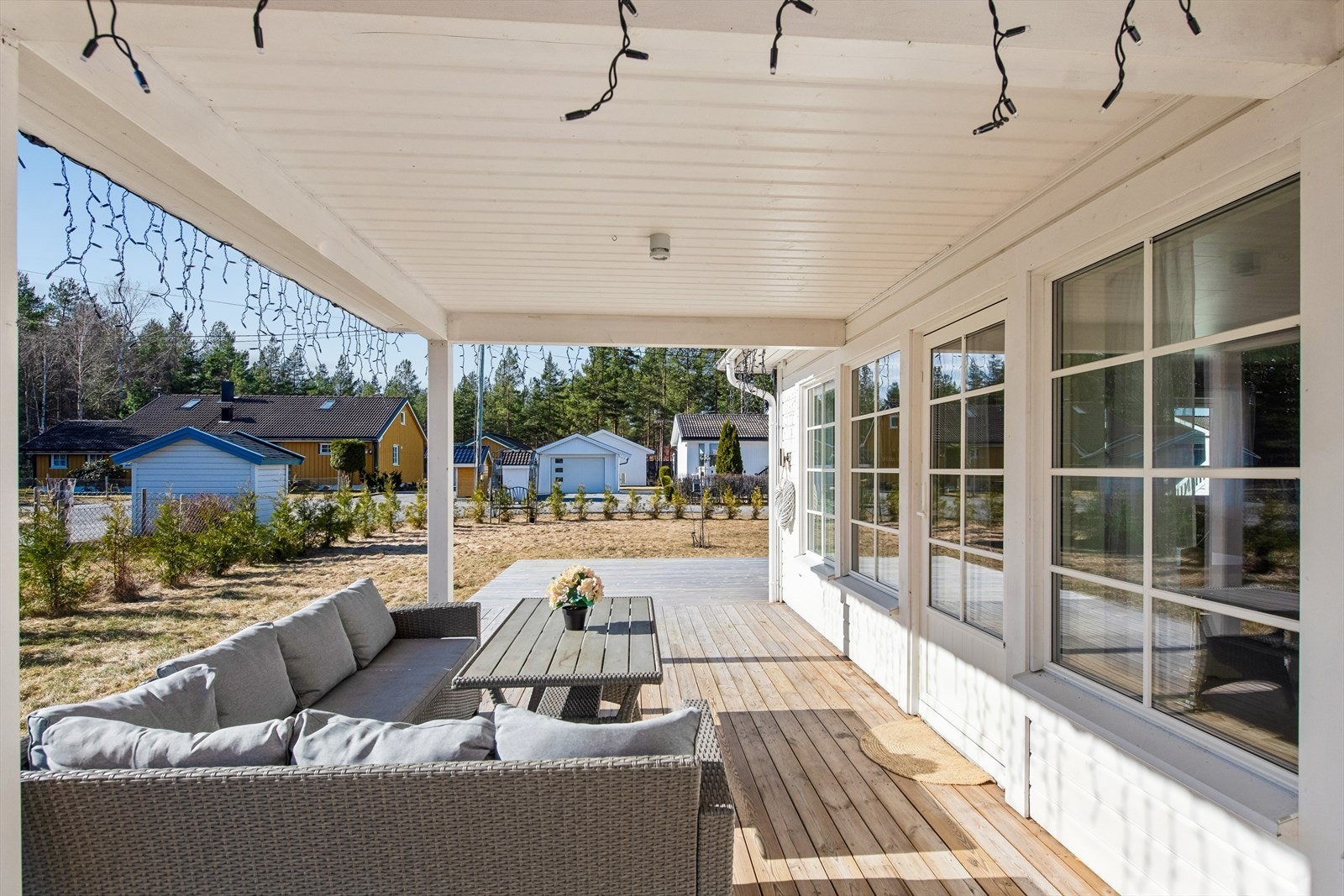 Romslig terrasse som er delvis takoverbygd, terrassen er på nesten 70 kvm. Galleribilde