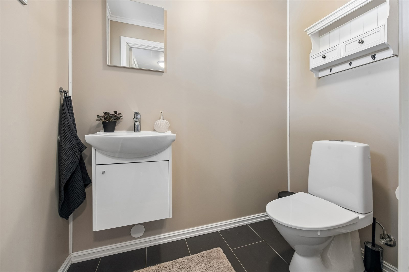 Praktisk gjestetoalett i tilknyttning til Entrè. Galleribilde