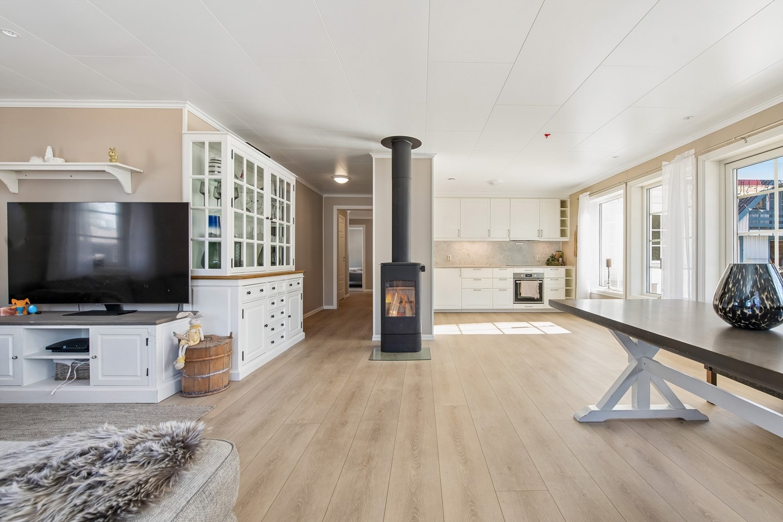 Åpen stue og kjøkken løsning med romslig plass Galleribilde