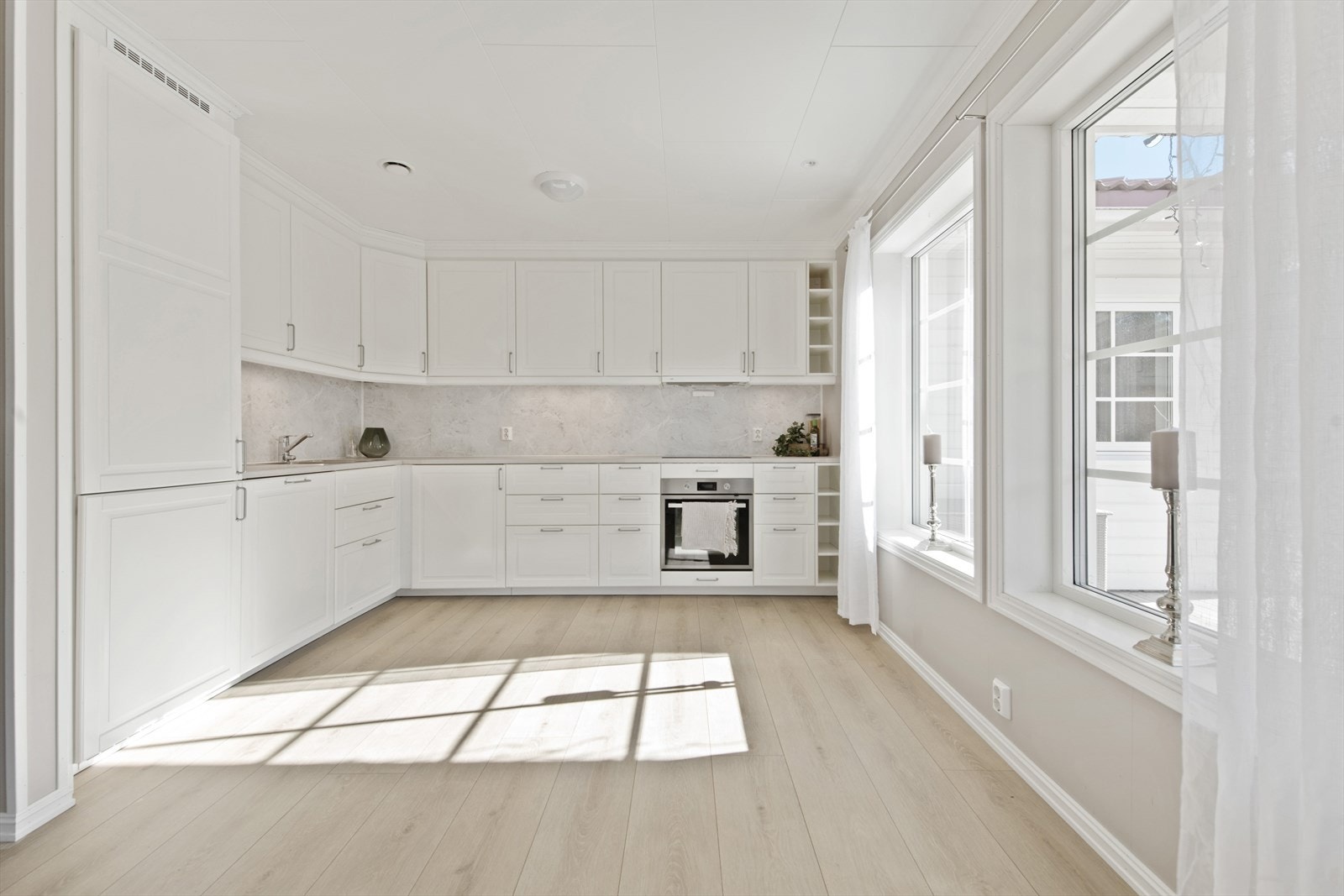 Meget pent kjøkken med god benk og skapplass. Galleribilde