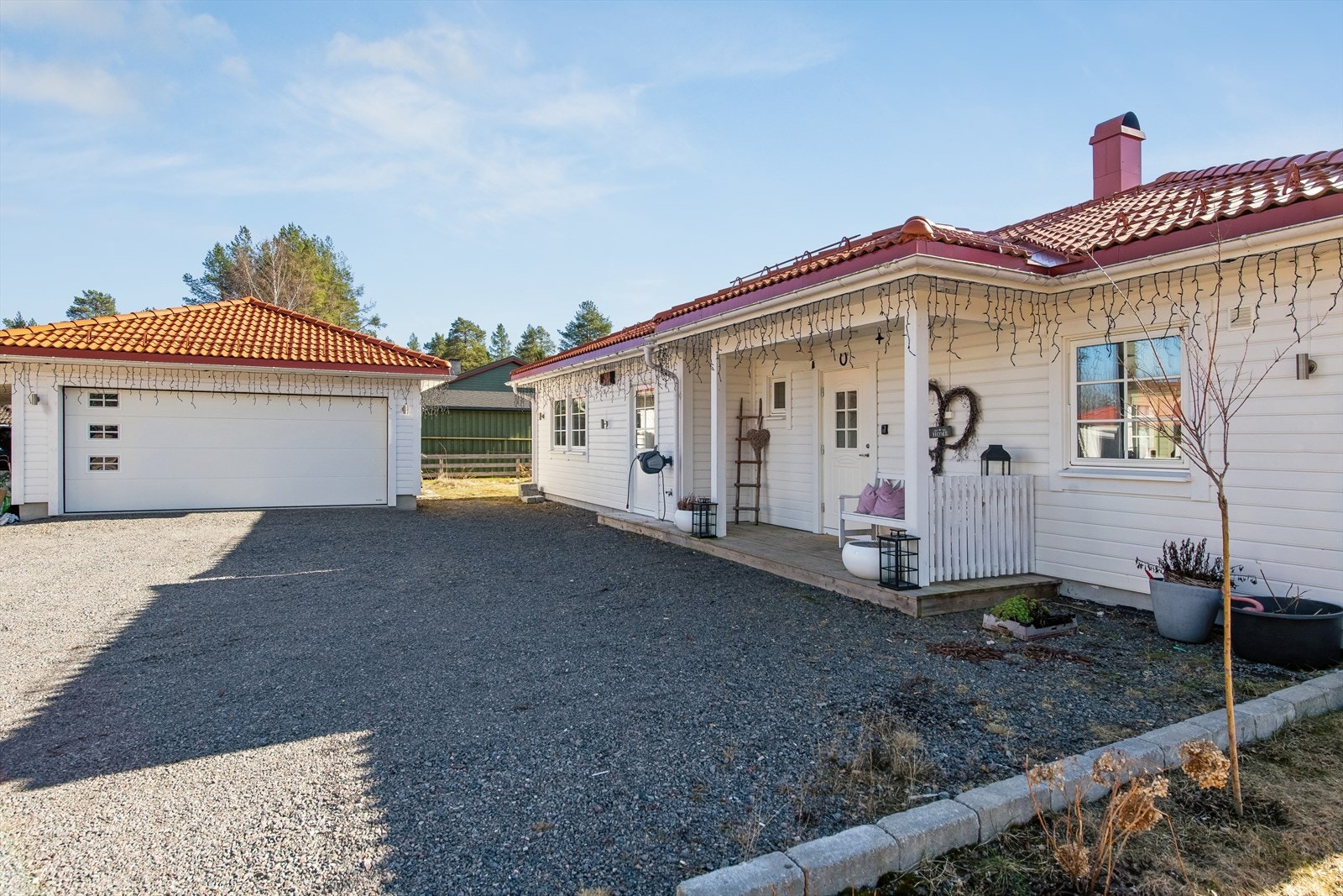 Dobbelgarasje med carport. Garasjen er også isolert og har opplegg for el-bil lader. Galleribilde