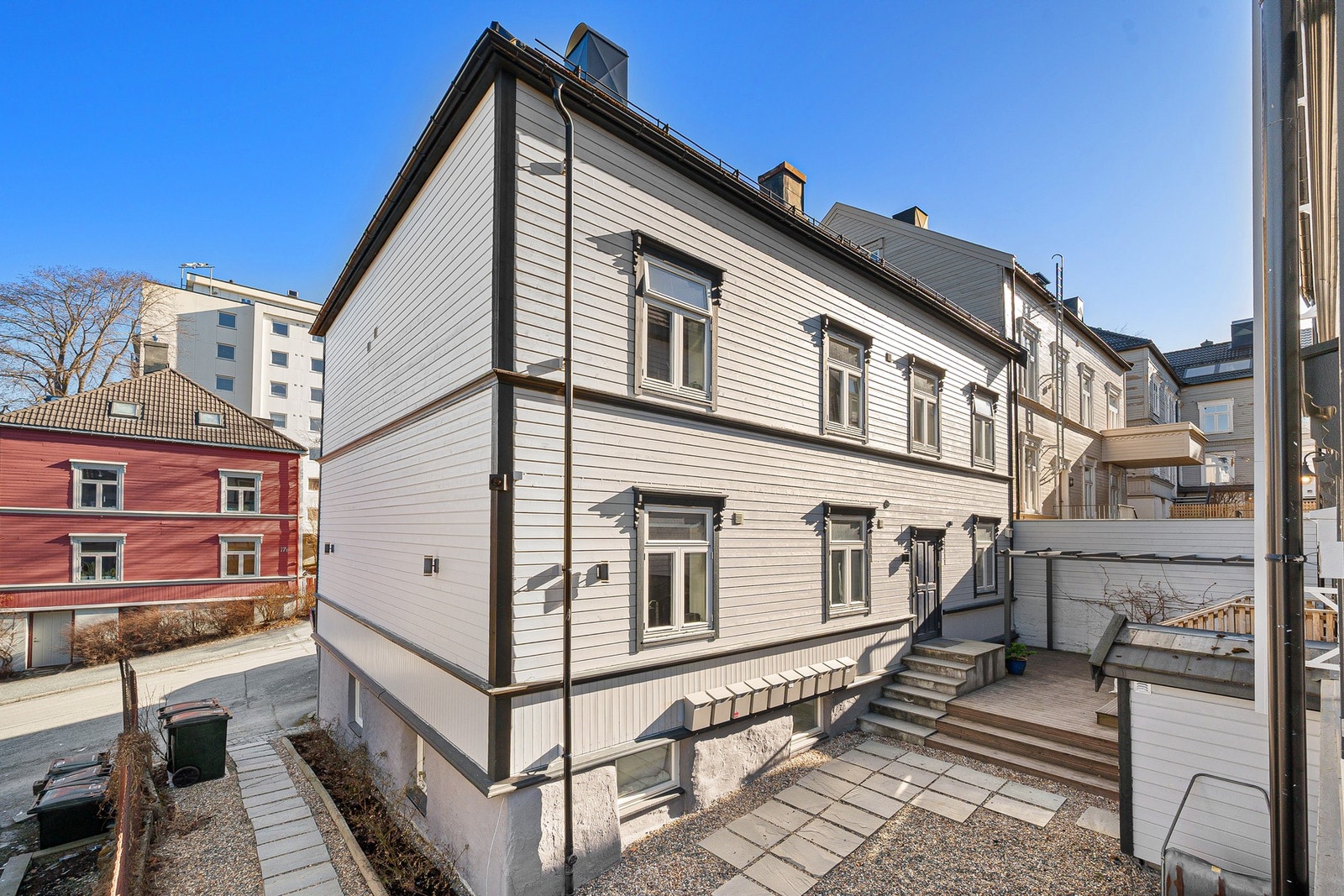 Inngangspartiet til bygget ligger skjermet til i bakgård. Galleribilde