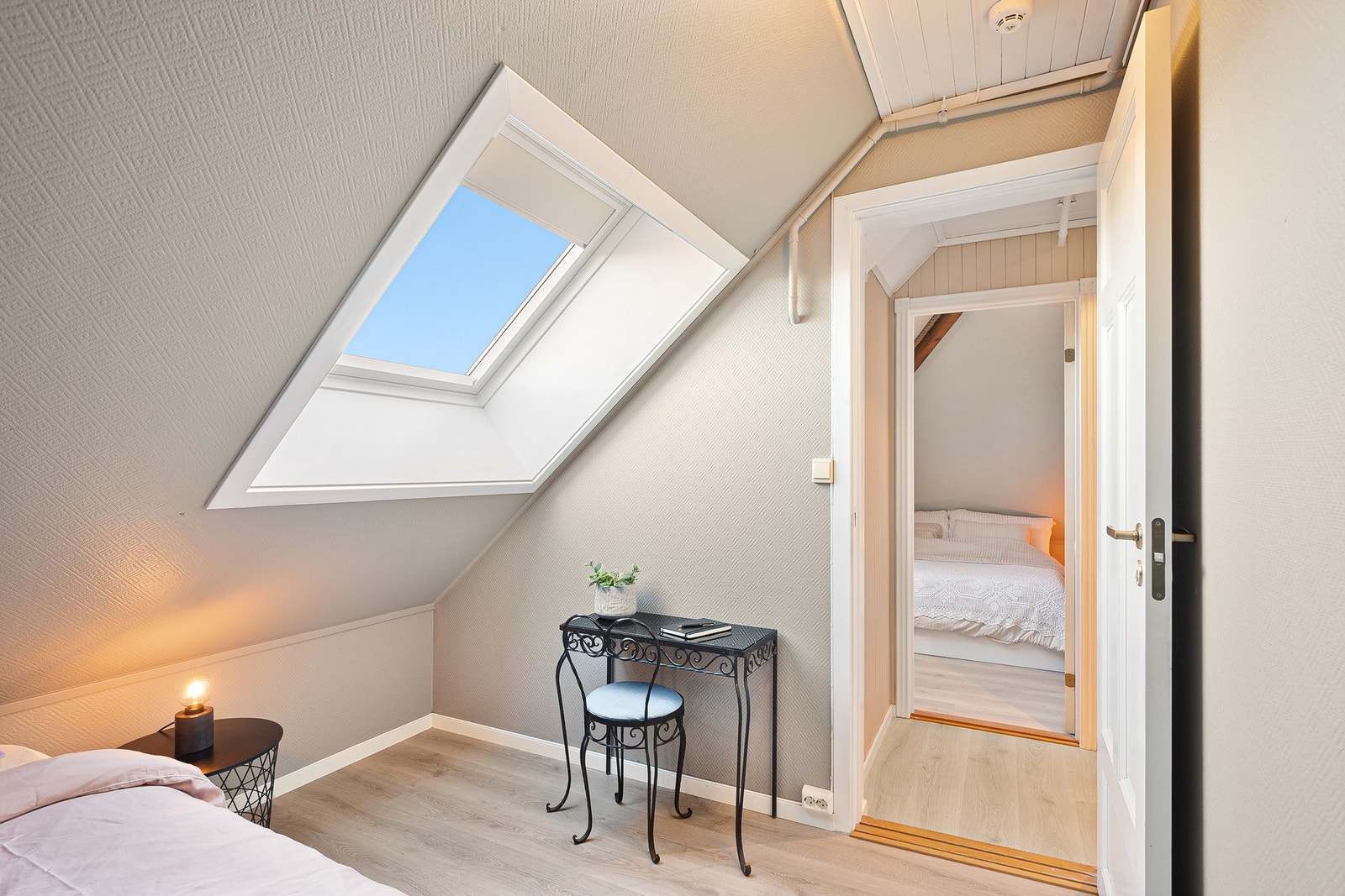 Soverommet får inn rikelig med naturlig dagslys. Galleribilde