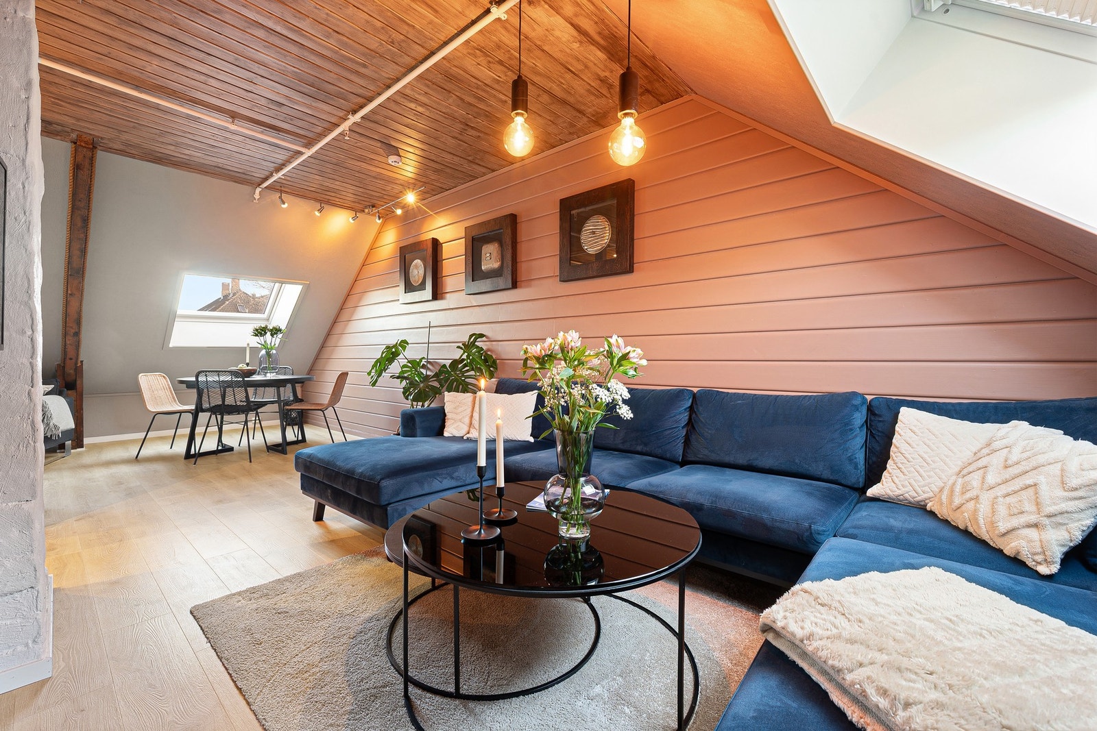 Stue og spisestue fremstår som et åpent og sosialt oppholdsrom som er lett å innrede. Galleribilde
