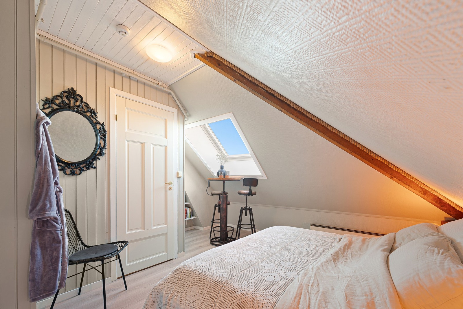 Romslig soverom med god plass til dobbeltseng og garderobeskap. Galleribilde