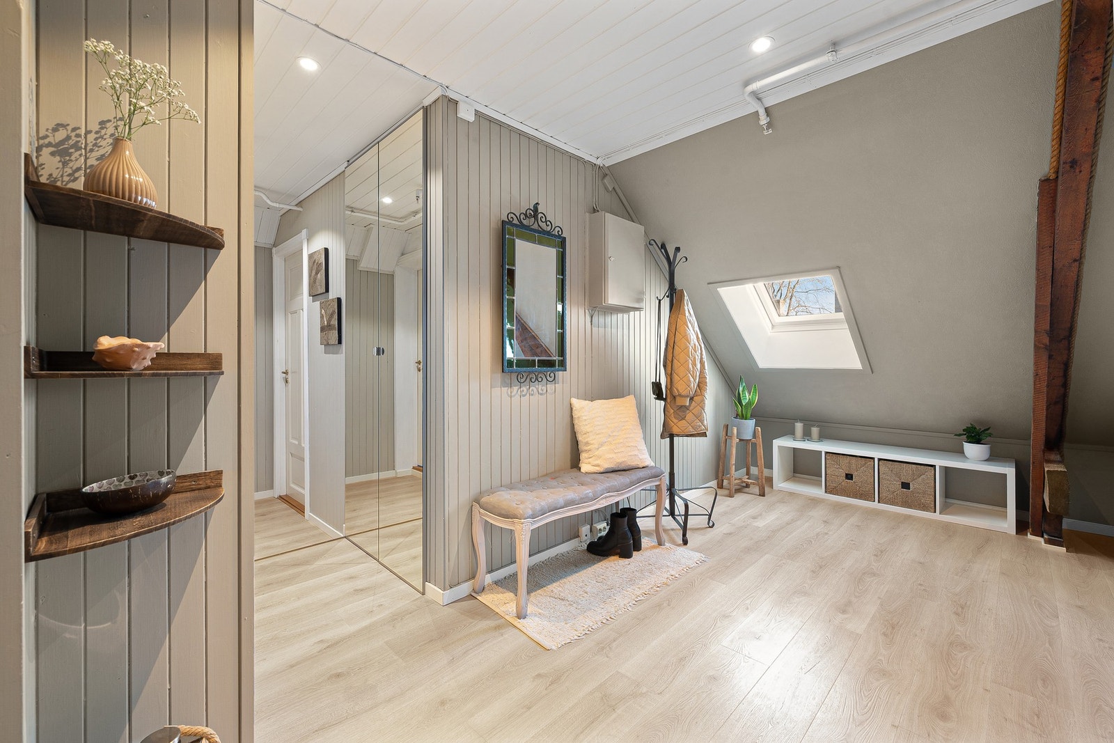 Leiligheten ble betydelig oppgradert i 2019, og består av fine og tidsriktige materialvalg. Galleribilde