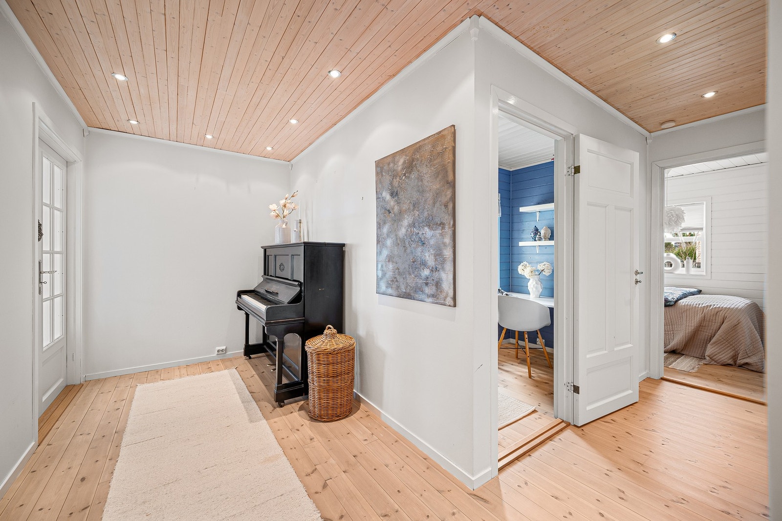 1.etasje har en funksjonell og naturlig rominndeling som gir en god flyt mellom rommene. Galleribilde