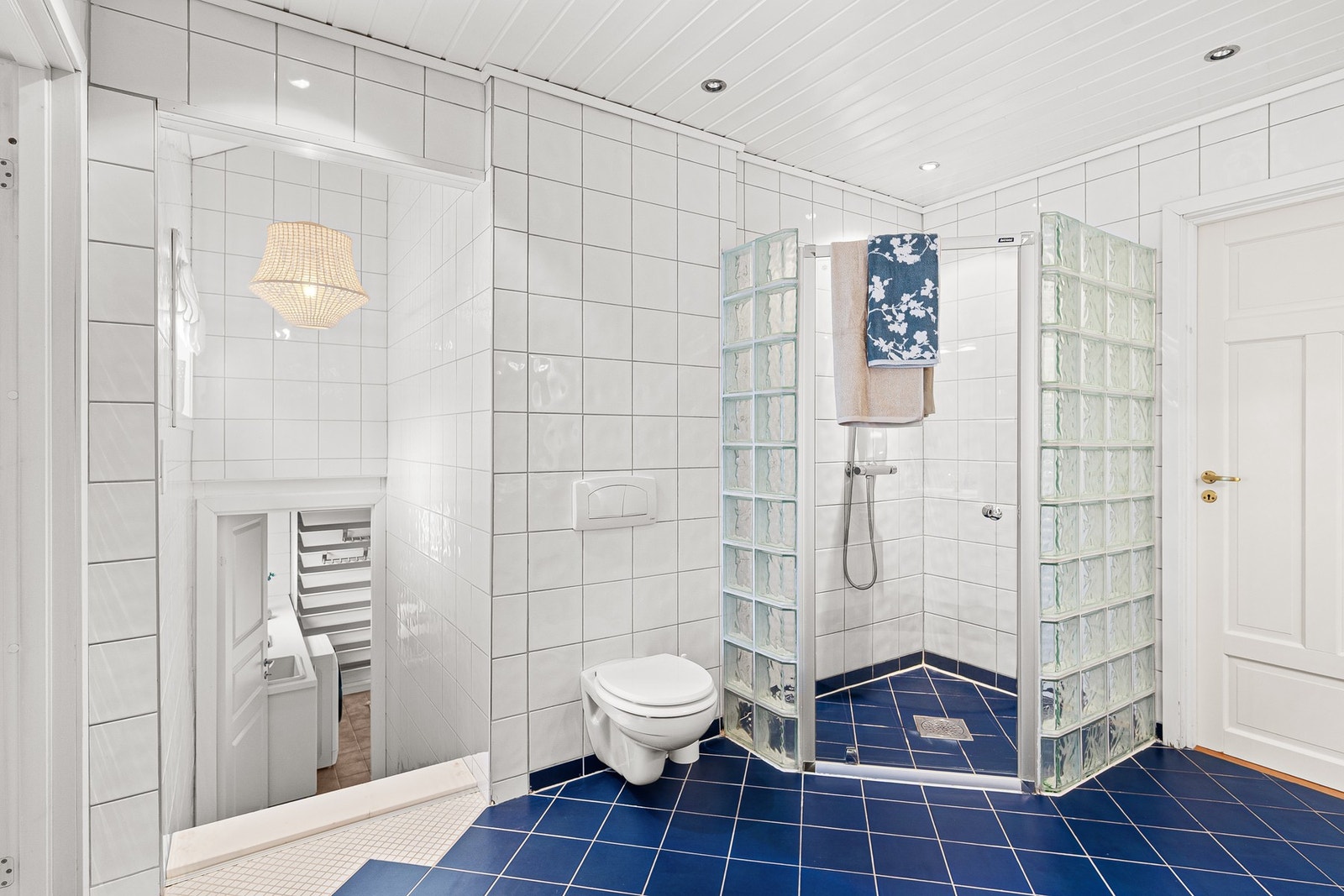 Fra baderommet har man direkte tilgang til 1.etasje sitt vaskerom. Galleribilde