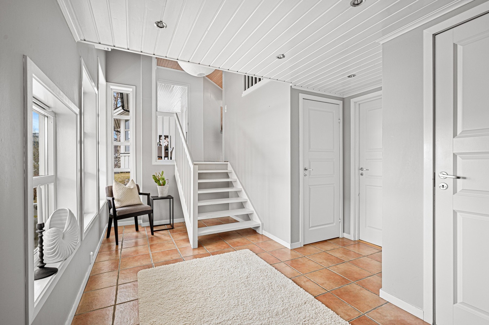 Innbydende entre med plass til å henge opp yttertøy, samt en praktisk bod. Galleribilde