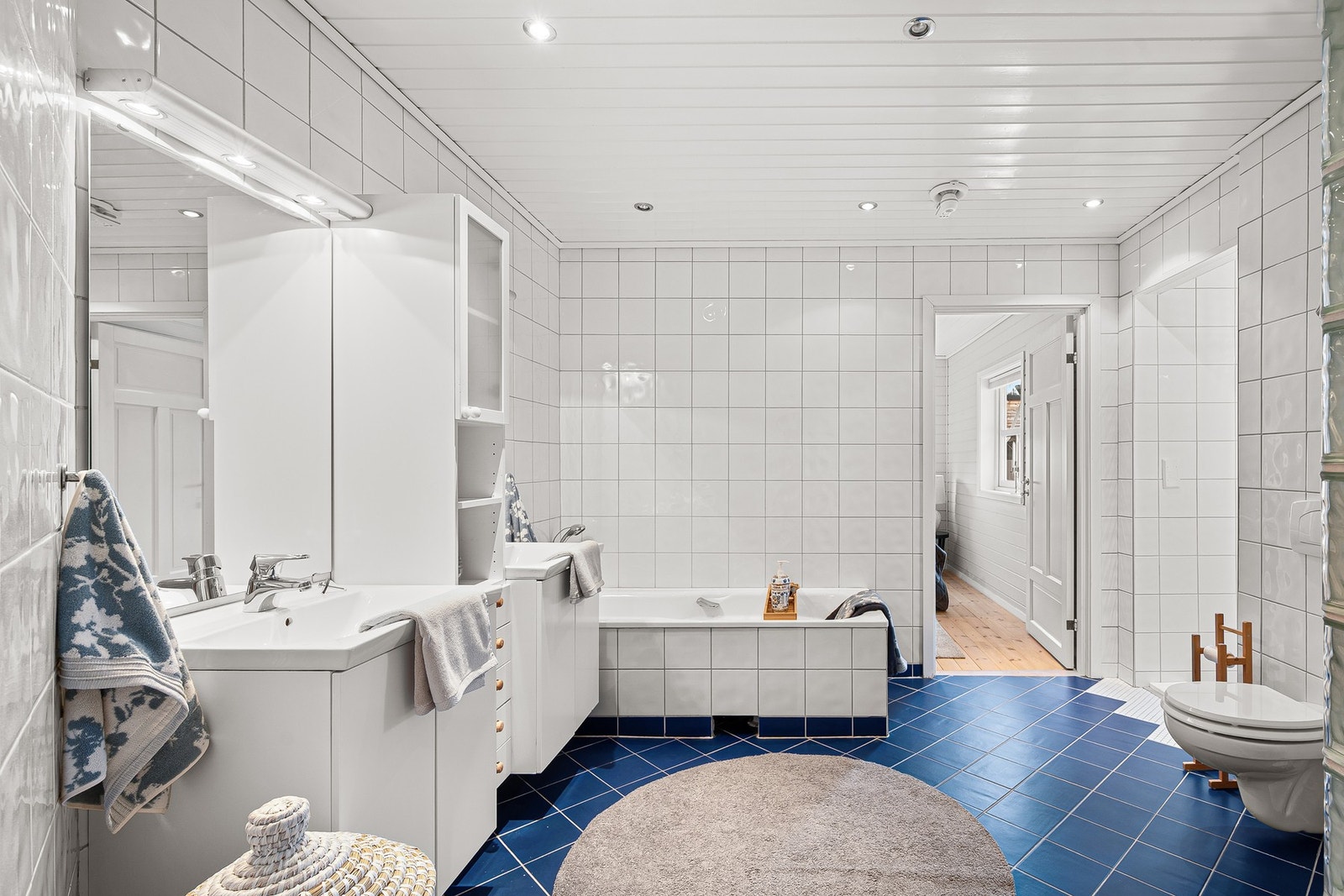 Stort baderom fra 2003 på 11,2 kvadratmeter. Galleribilde