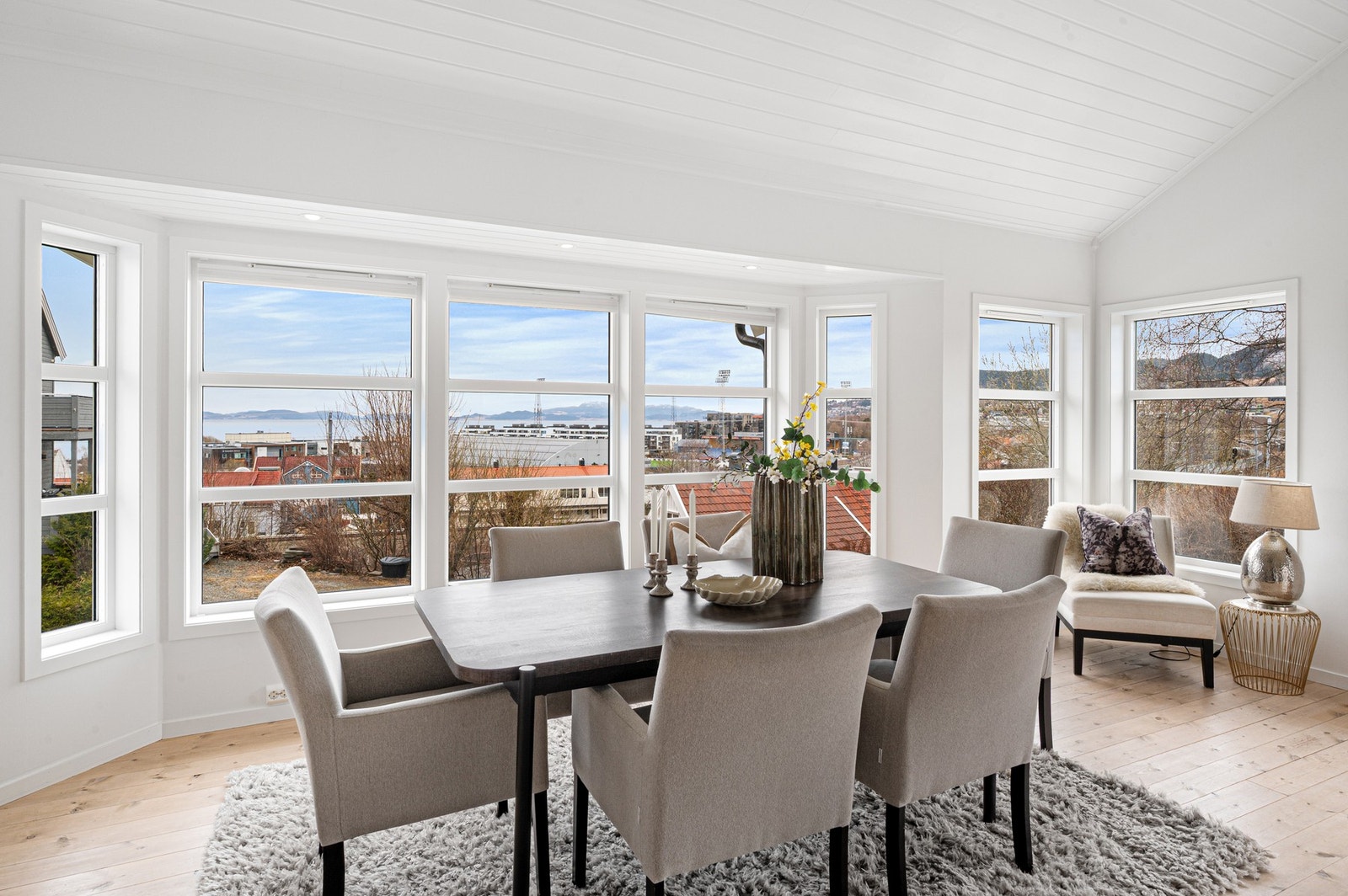 Naturlig skille mellom spisestue og stuen som gir flere soner i etasjen. Galleribilde