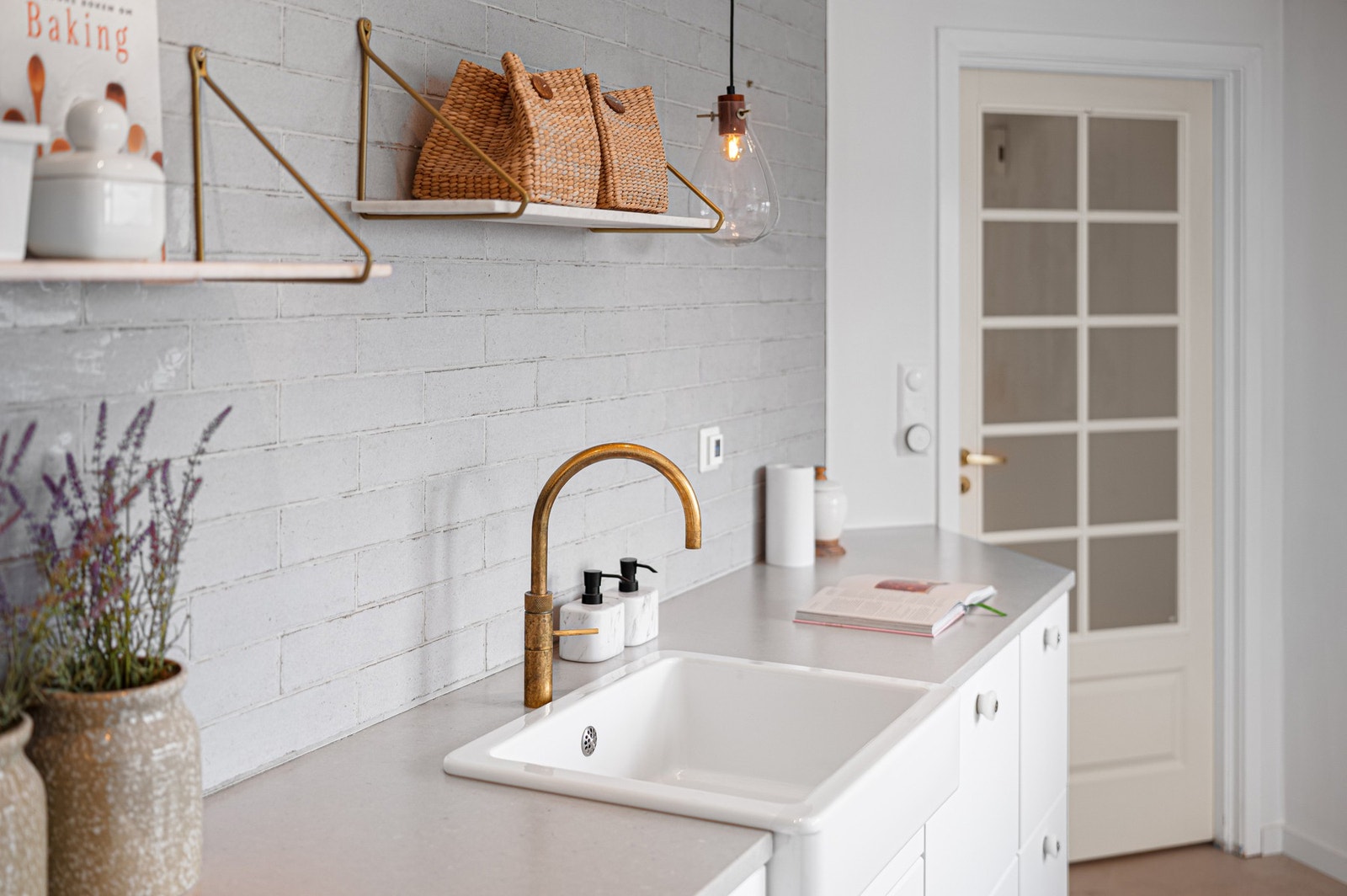 Kjøkkeninnredning med plane fronter og benkeplater av kompositt. Galleribilde