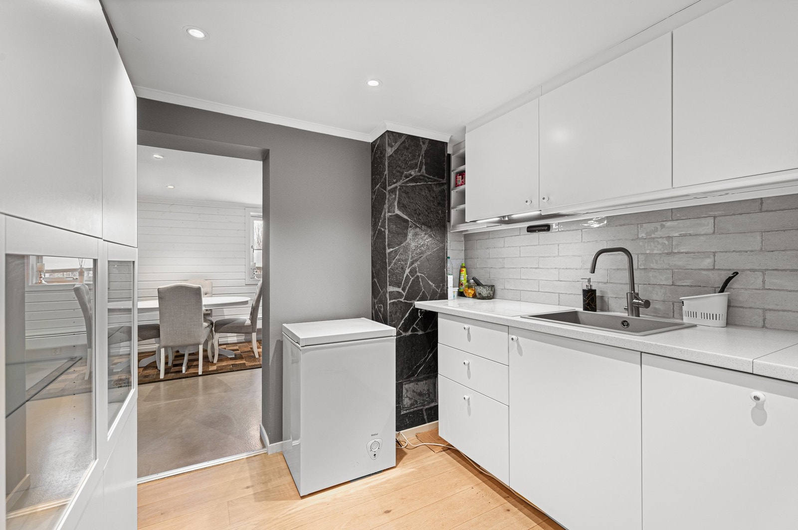 Kjøkkenet har Integrert platetopp, stekeovn, kjøle/fryseskap, mikrobølgeovn og oppvaskmaskin. Galleribilde