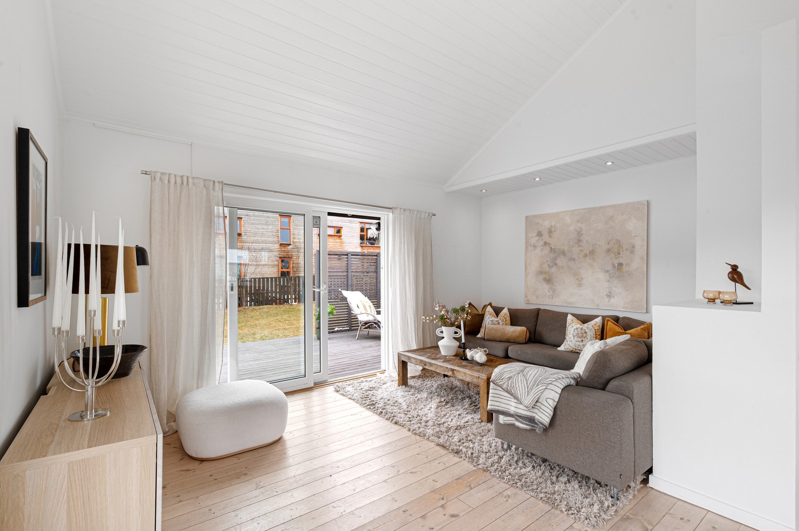 Fra stuen har man direkte utgang til en stor terrasse og hageområde. Galleribilde