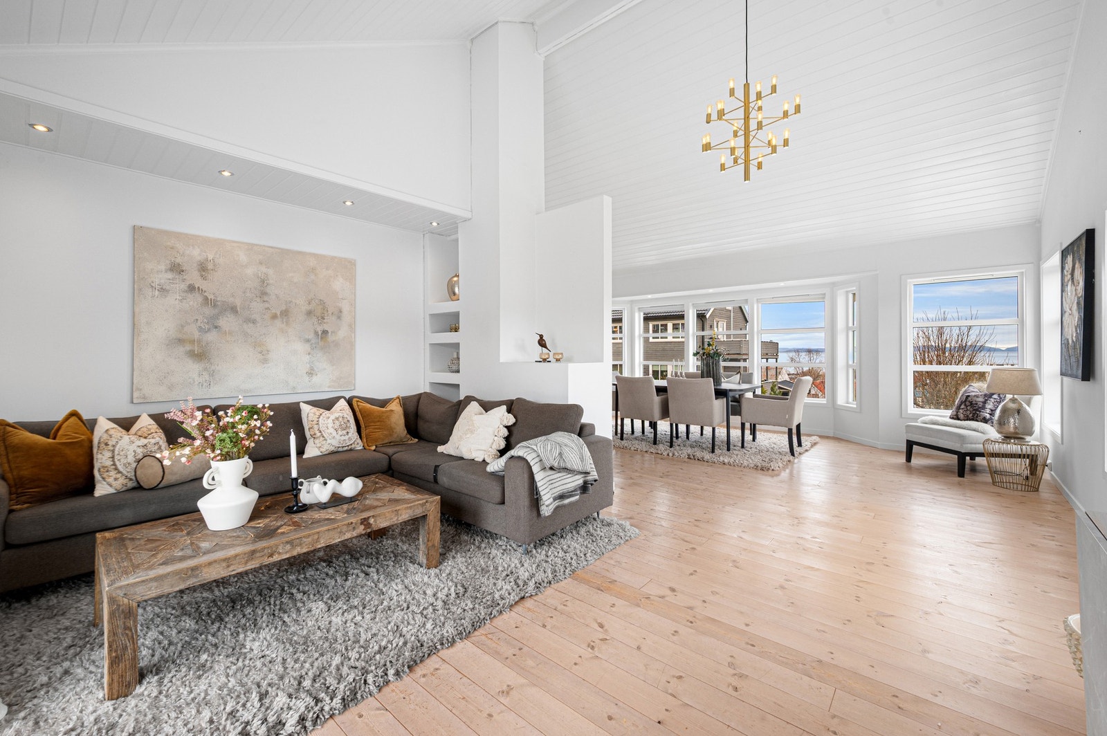 God takhøyde og store vindusflater gir etasjen en luftig og god romfølelse. Galleribilde