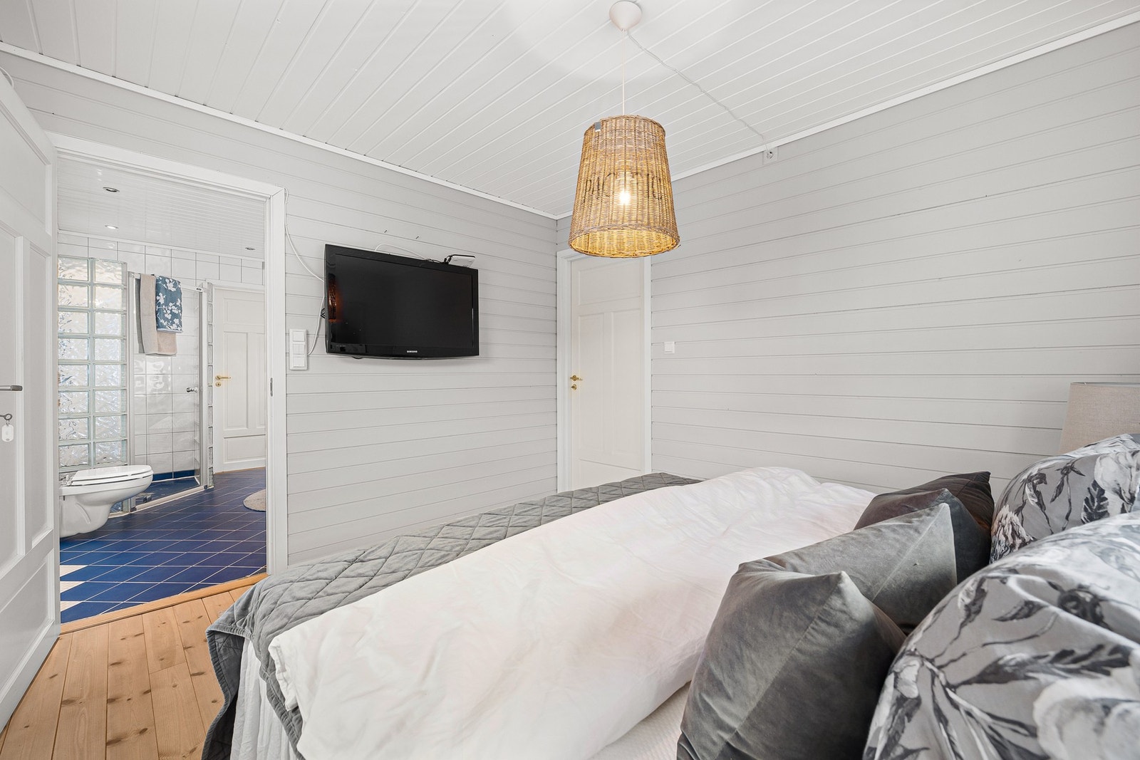 Direkte tilgang til baderom fra hovedsoverommet. Galleribilde