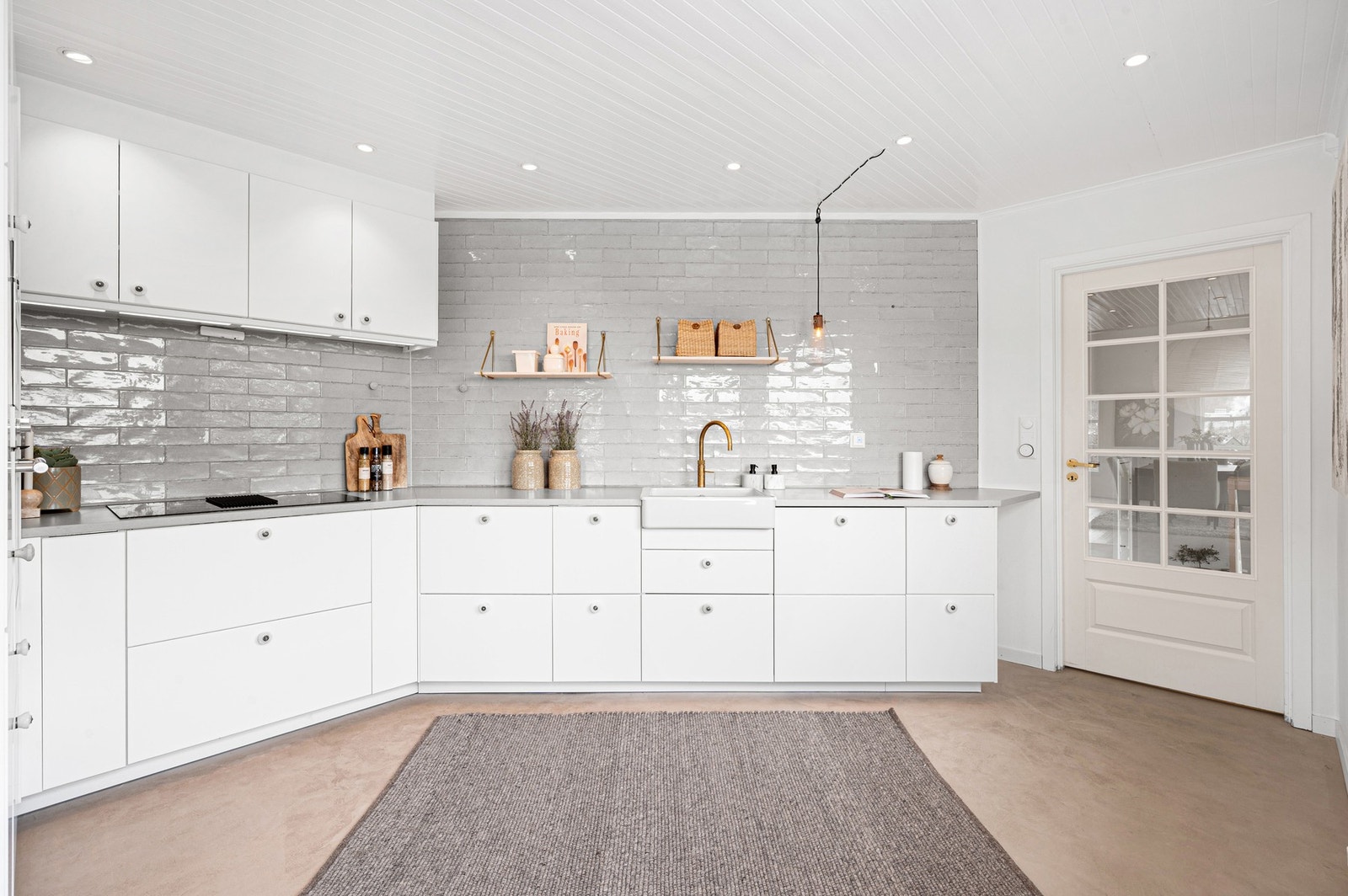 Pent kjøkken med god skap- og benkeplass for oppbevaring og matlaging. Galleribilde