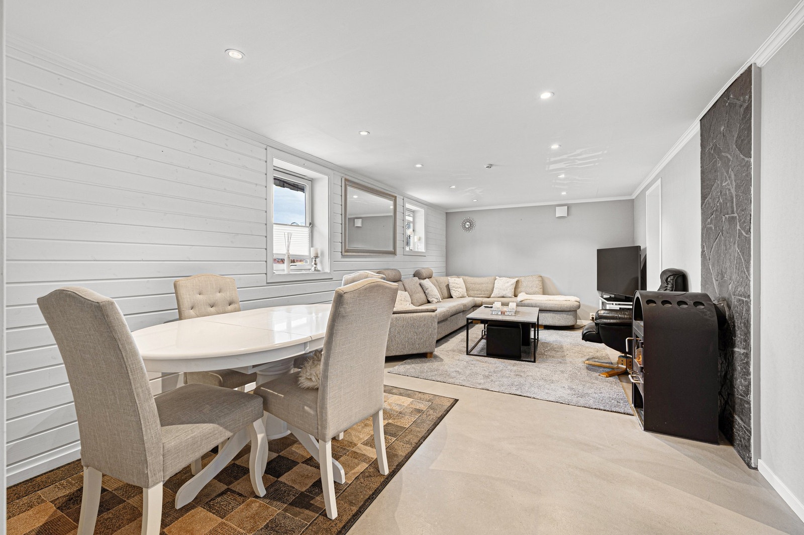 Spisebordet finner sin naturlige plassering ved stuen. Galleribilde