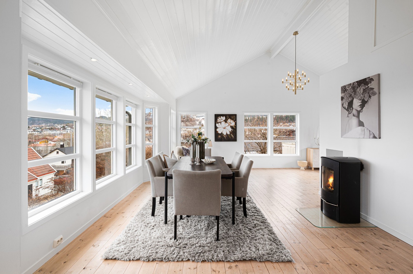 Spiseplassen har en hyggelig ramme med peis som skaper lun stemning i rommet. Galleribilde