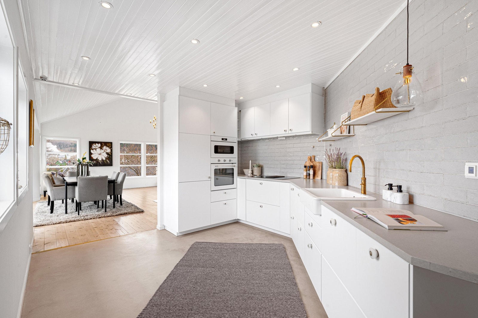 Kjøkkenet ble oppgradert i 2022 med moderne og stilrene materialvalg. Galleribilde