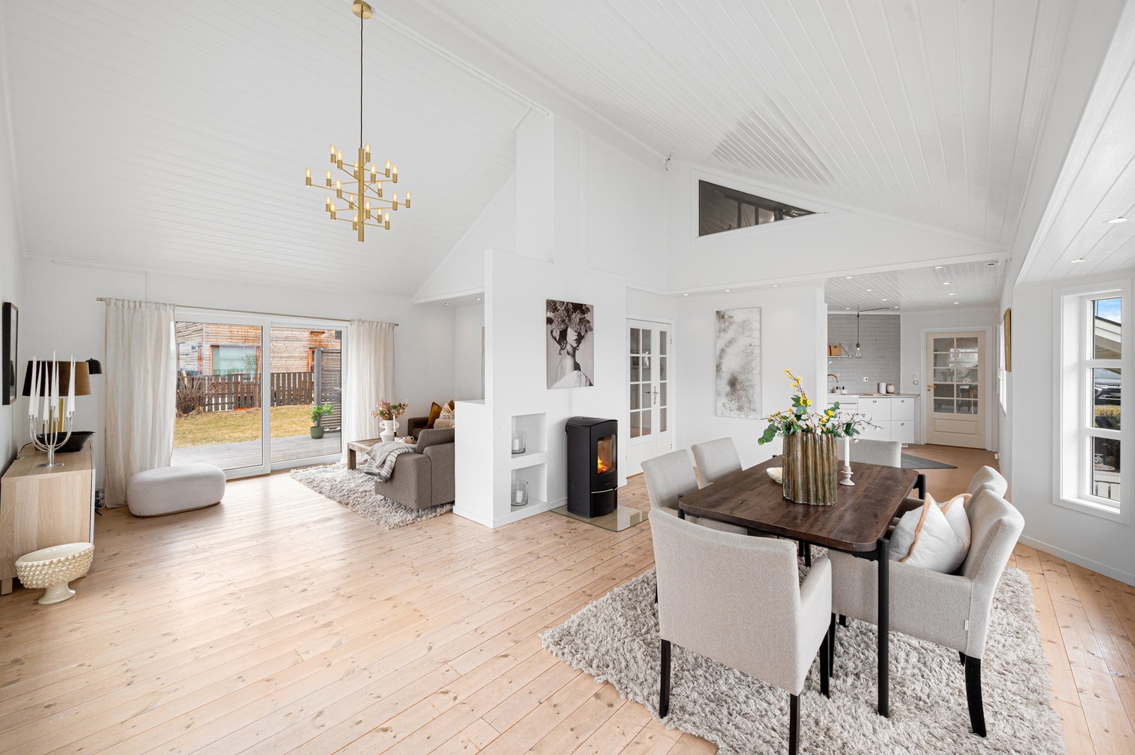 Stuen ligger i boligens 1. etasje og er på 42,4 kvadratmeter. Galleribilde