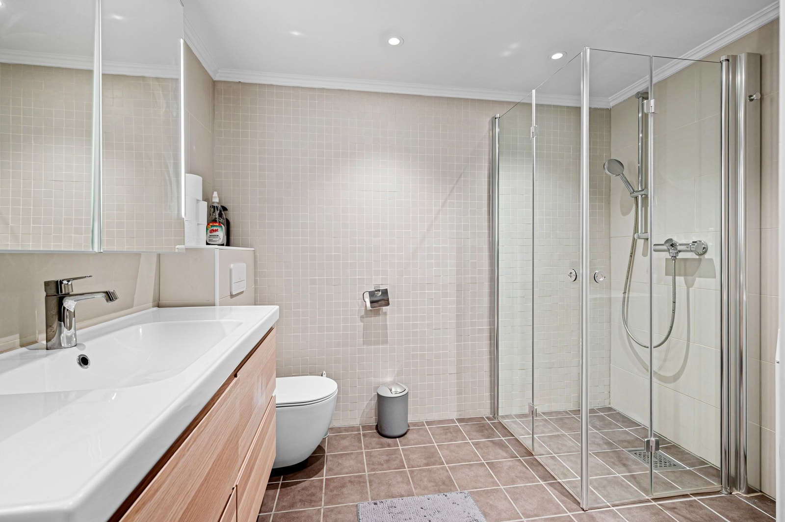 Badet ble oppgradert i 2022 og har avløp for vaskemaskin. Galleribilde