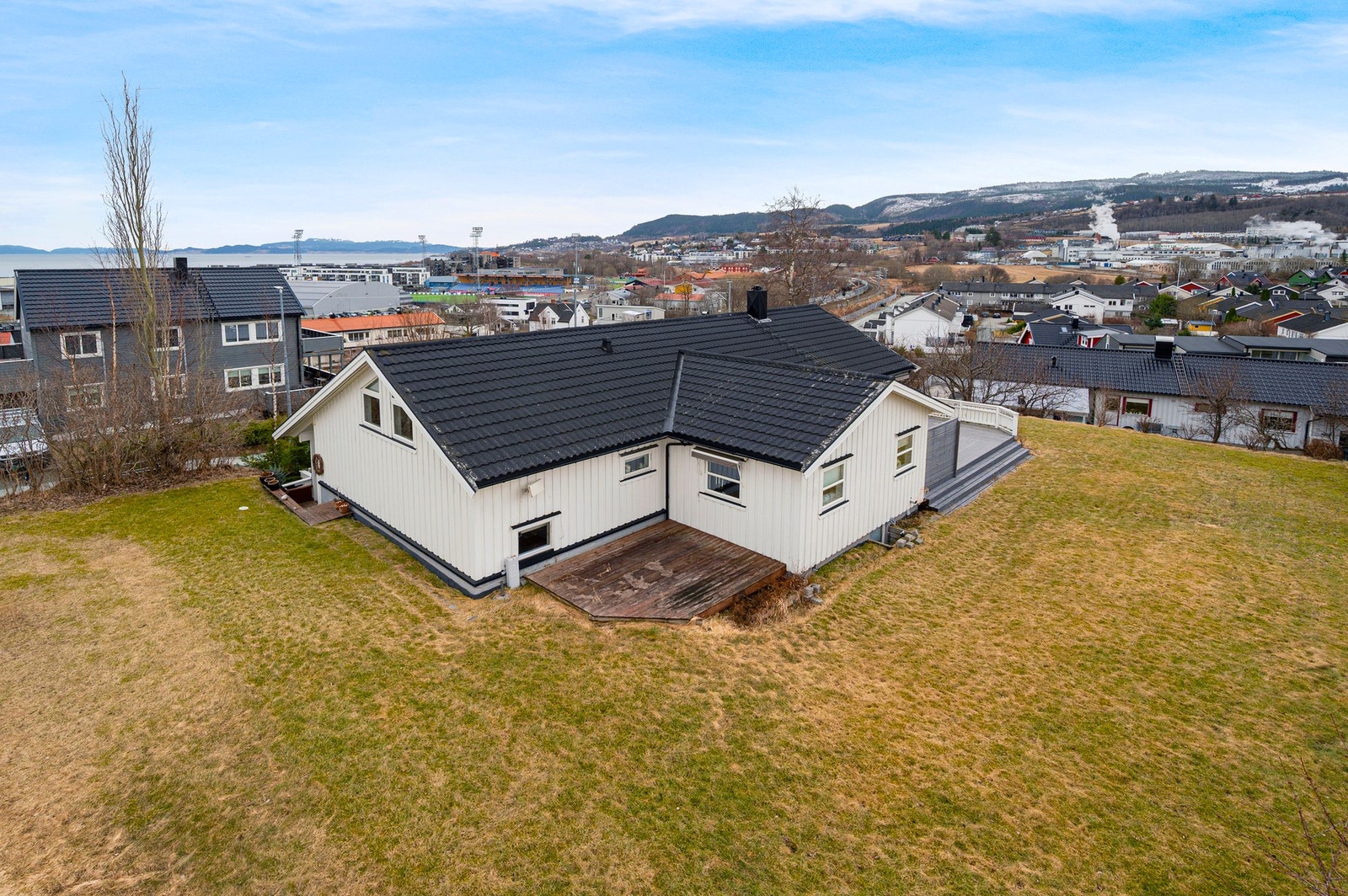 Flat og lettstelt tomt med god boltreplass for både små og store. Galleribilde