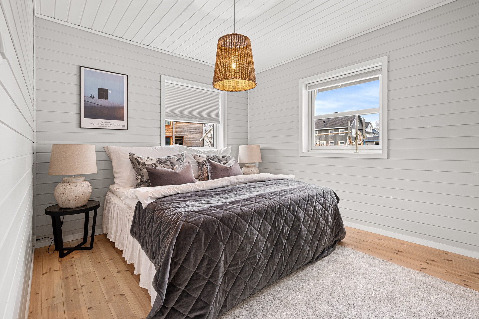 Soverom på 10,7 kvm med god plass til stor seng. Galleribilde