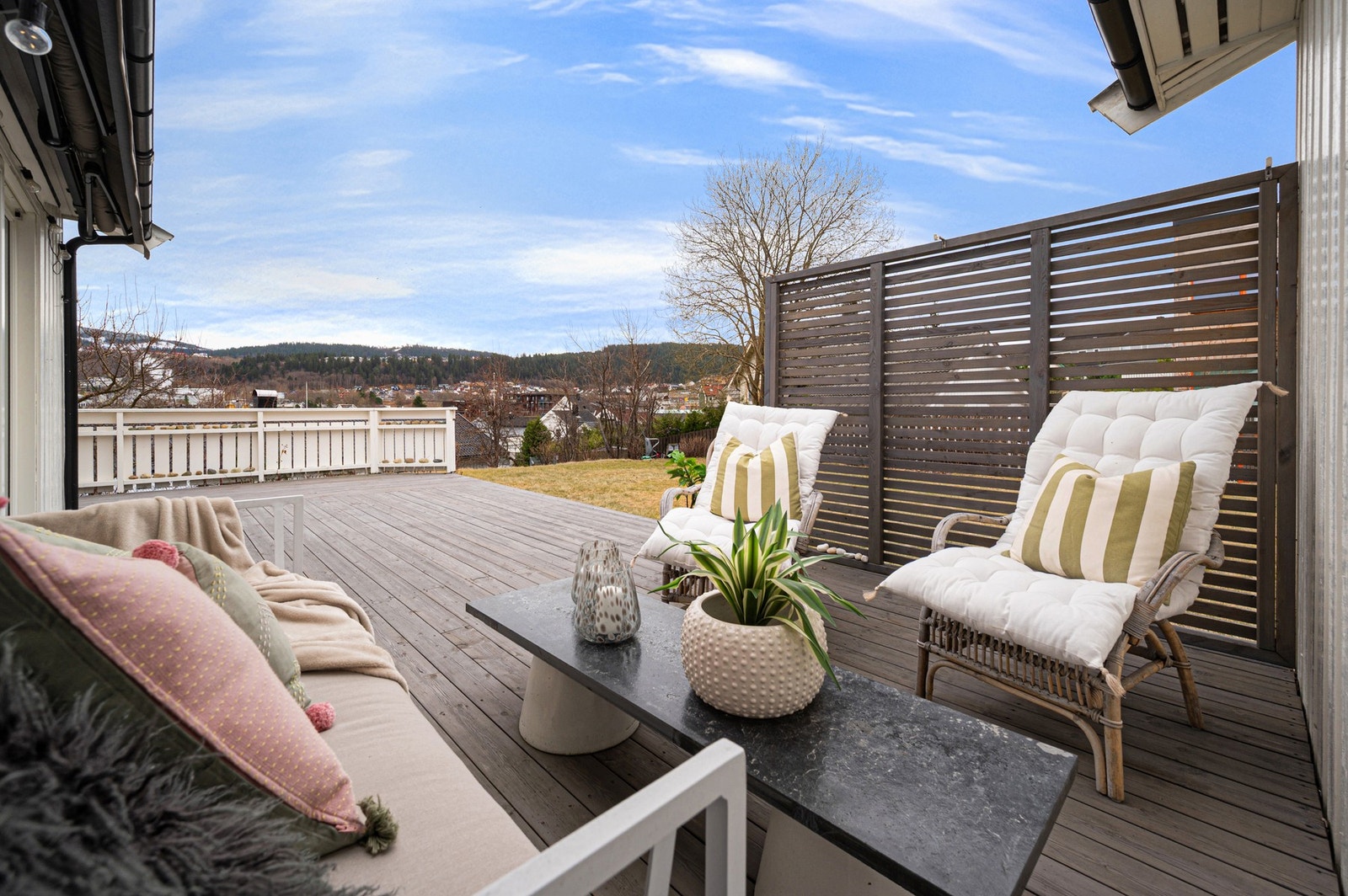 Her får du en terrasse som er ypperlig å benytte i sommerhalvåret. Galleribilde