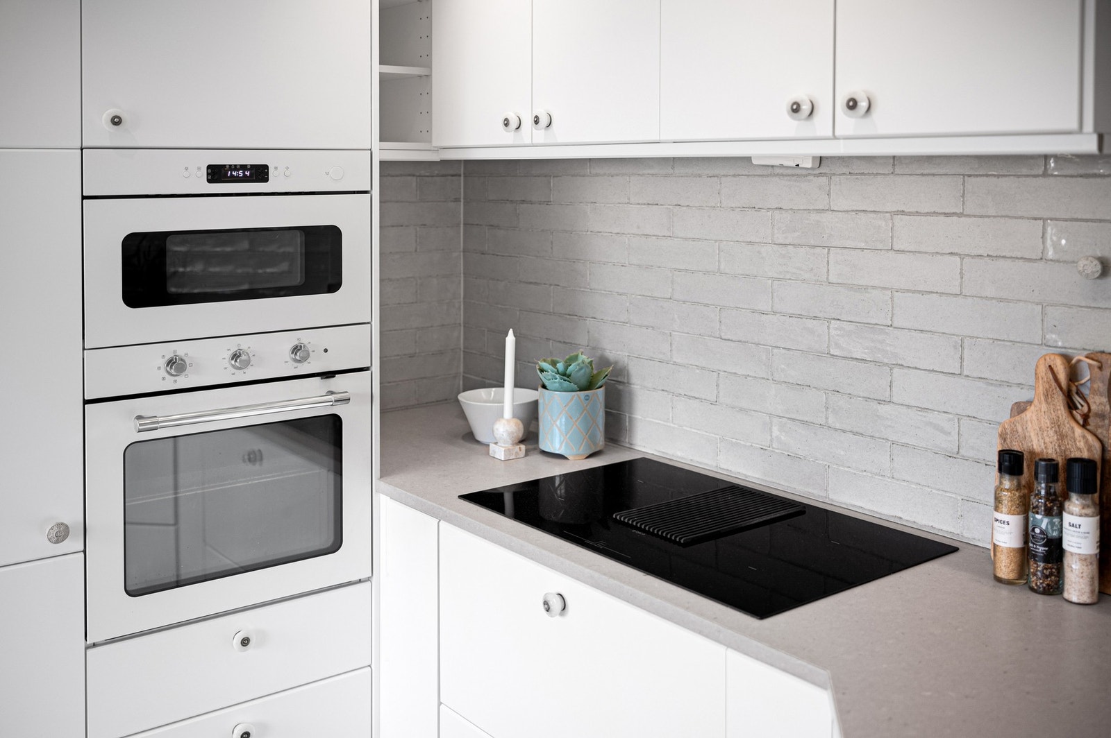 Kjøkkenet har Integrert platetopp, stekeovn, kjøleskap og oppvaskmaskin. Galleribilde