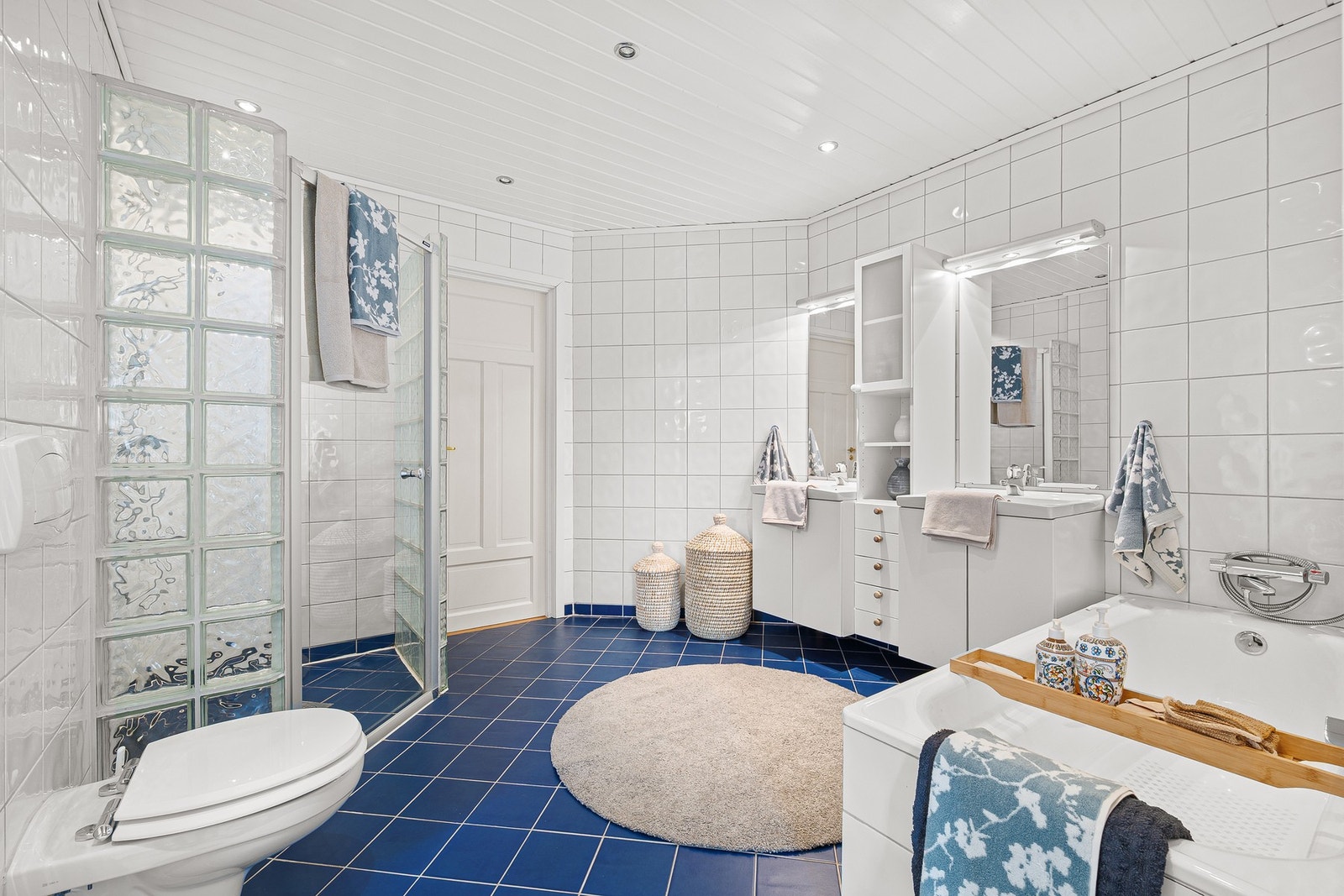 Her har man både badekar og dusjhjørne, i tillegg til servant med gode oppbevaringsskap. Galleribilde