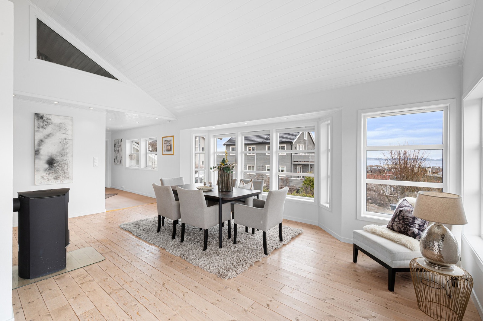 Her får du en lys og romslig spiseplass med store vinduer. Galleribilde