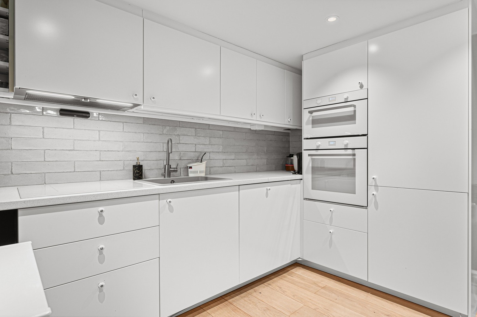 Flott kjøkken fra 2020 med plane fronter og benkeplater av kompositt. Galleribilde