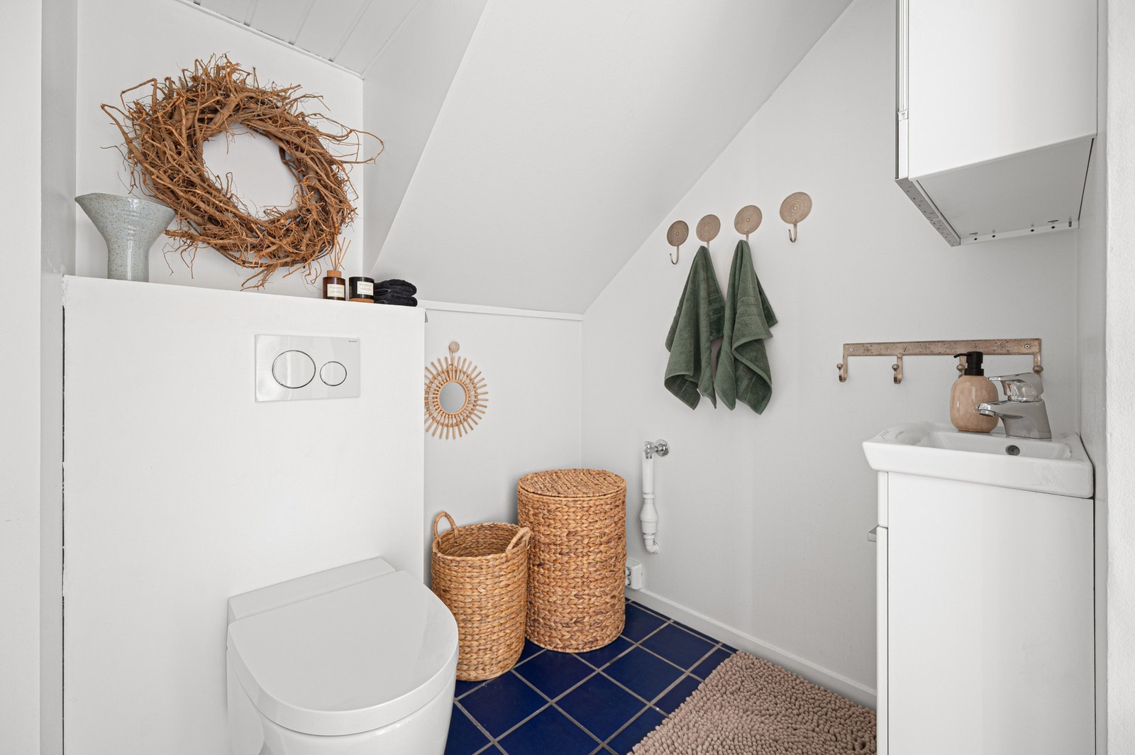 Eget toalettrom på første plan. Galleribilde