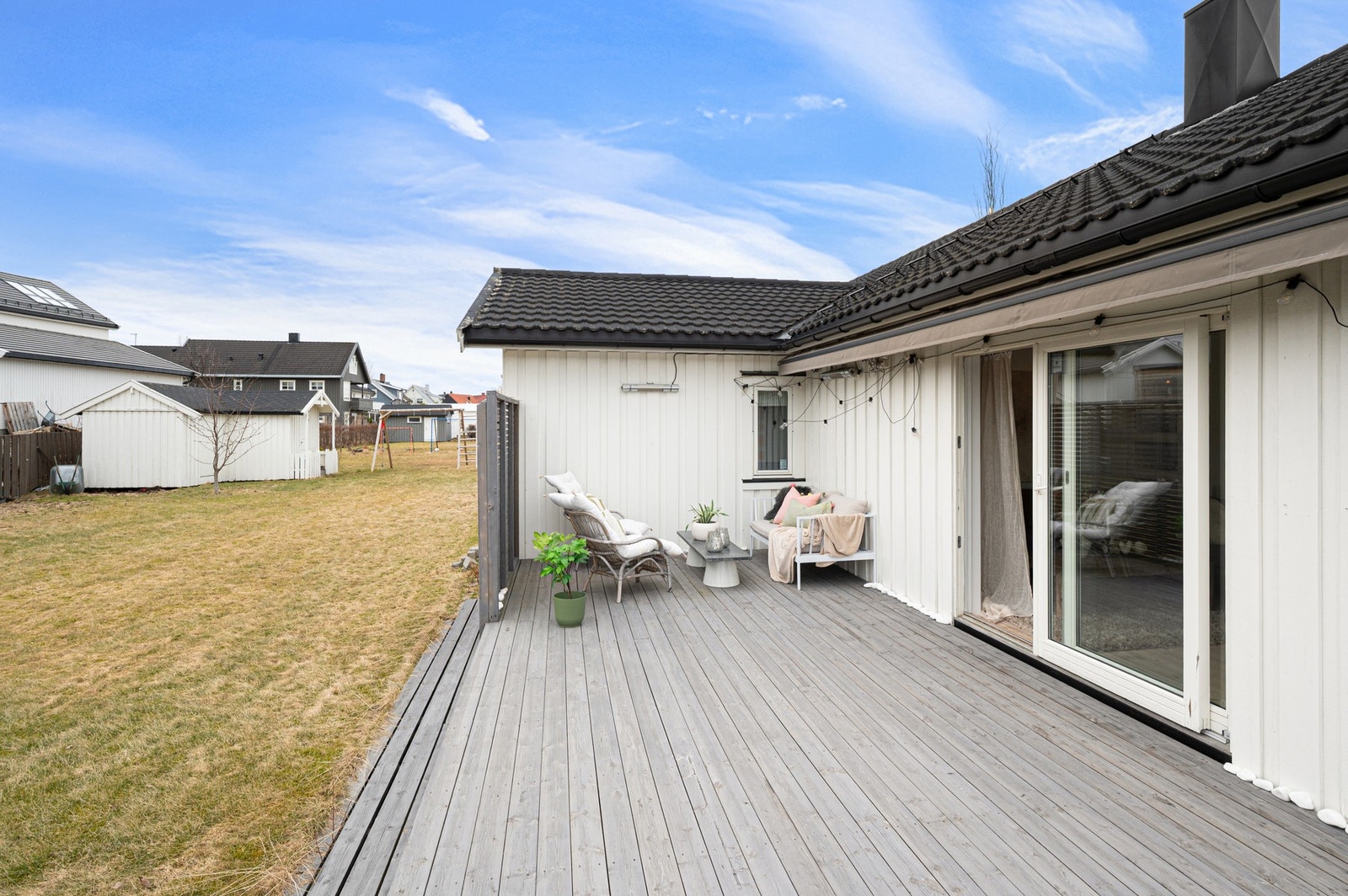 Terrassen er på 34,4 kvadratmeter og er lett å innrede med flere sittegrupper. Galleribilde